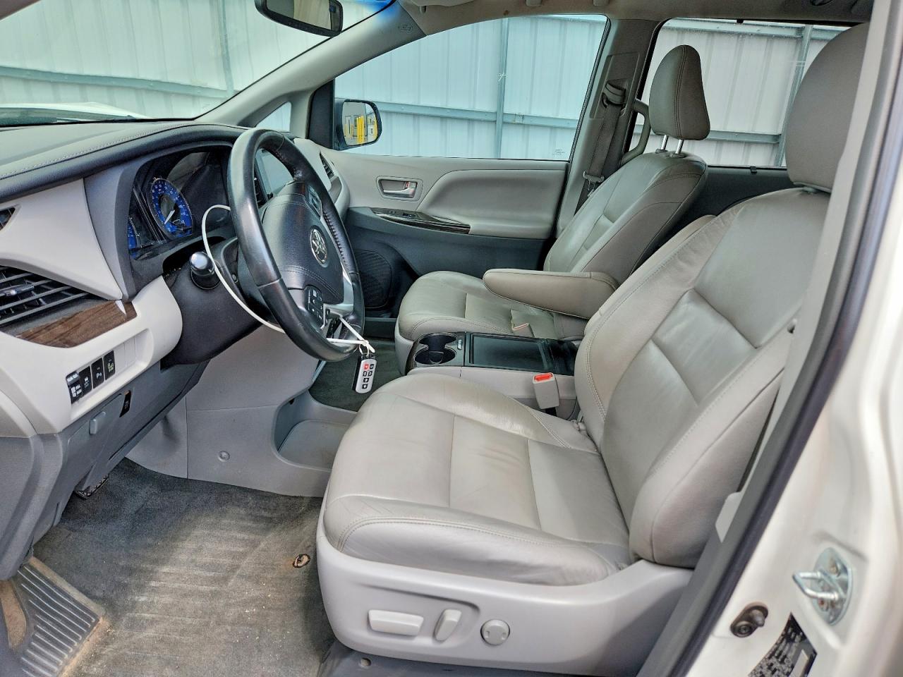 2015 Toyota Sienna Xle 8-passenger White vin: 5TDYK3DC9FS596556