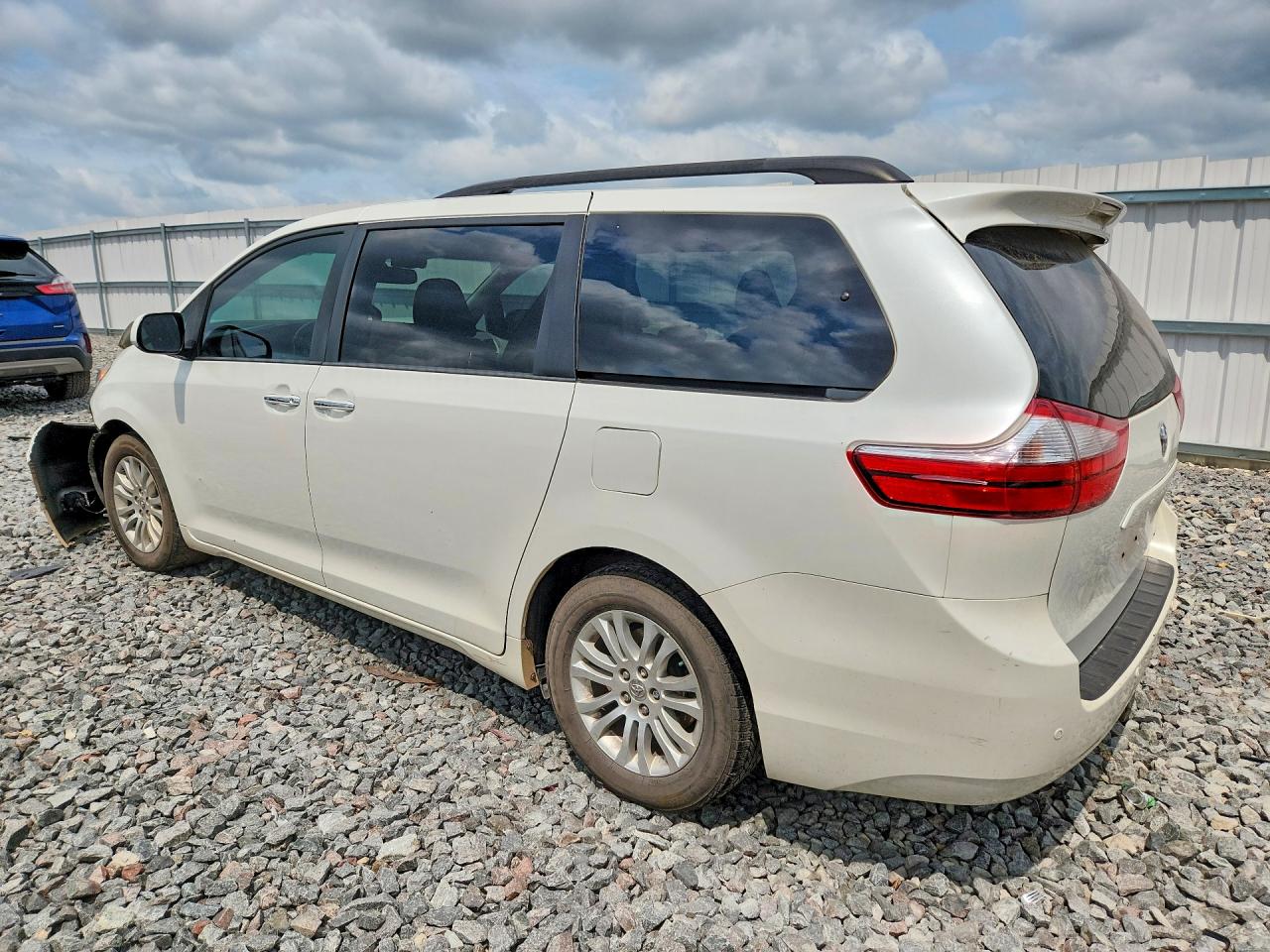 2015 Toyota Sienna Xle 8-passenger White vin: 5TDYK3DC9FS596556