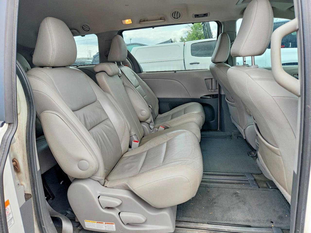2015 Toyota Sienna Xle 8-passenger White vin: 5TDYK3DC9FS596556