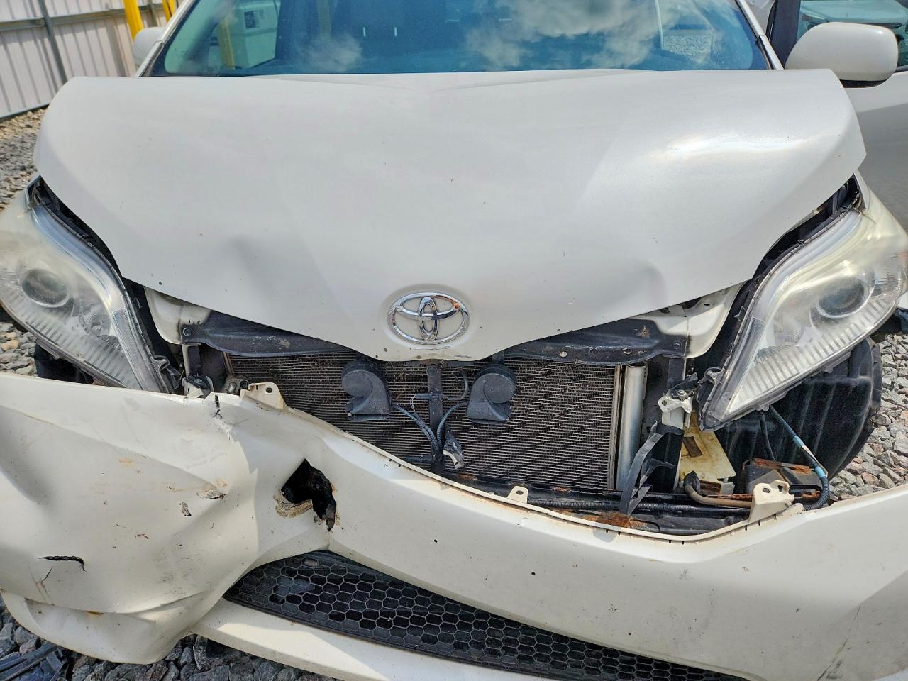 2015 Toyota Sienna Xle 8-passenger White vin: 5TDYK3DC9FS596556