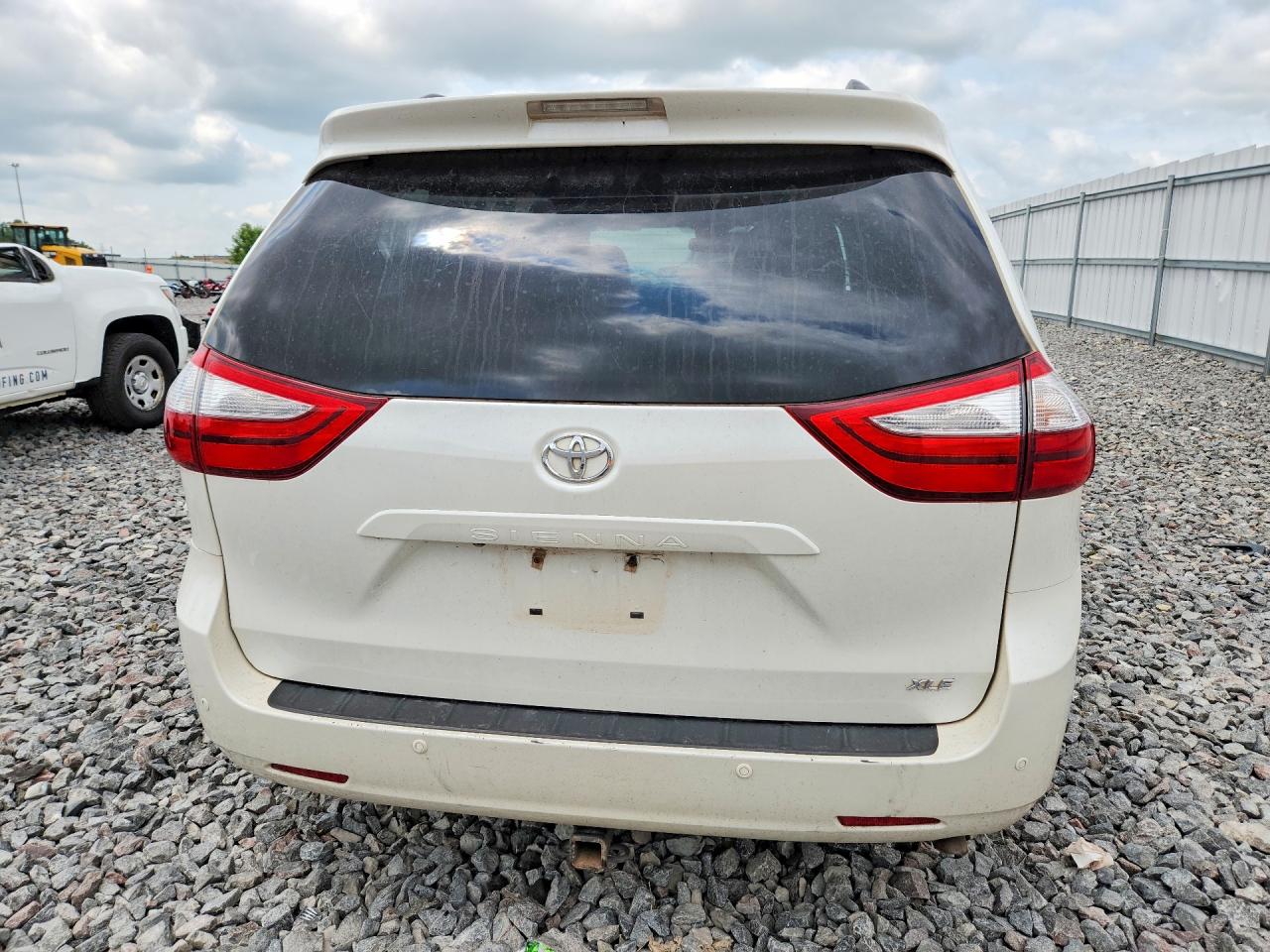 2015 Toyota Sienna Xle 8-passenger White vin: 5TDYK3DC9FS596556