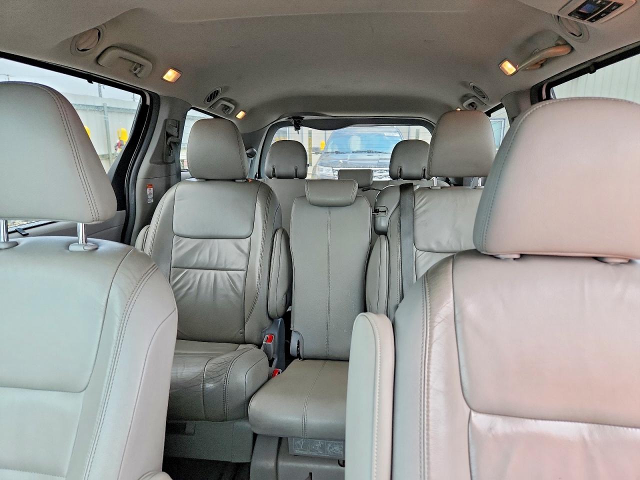 2015 Toyota Sienna Xle 8-passenger White vin: 5TDYK3DC9FS596556