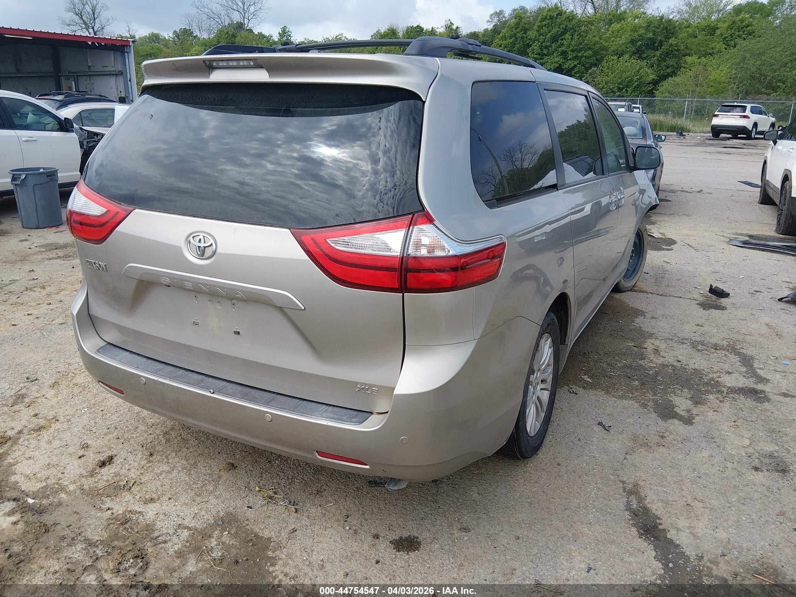 2015 Toyota Sienna Xle 8 Passenger Champagne vin: 5TDYK3DC9FS605529