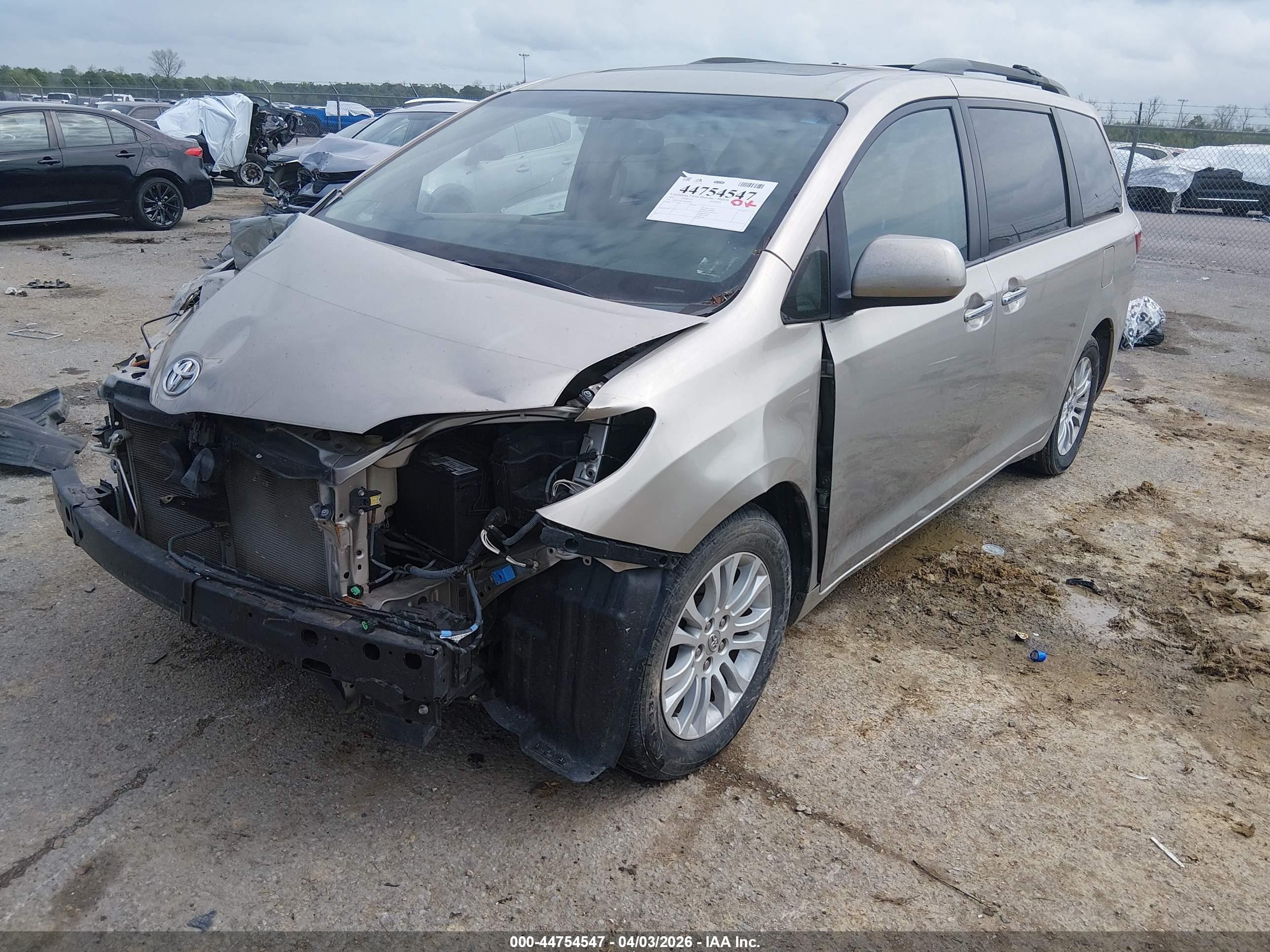 2015 Toyota Sienna Xle 8 Passenger Champagne vin: 5TDYK3DC9FS605529
