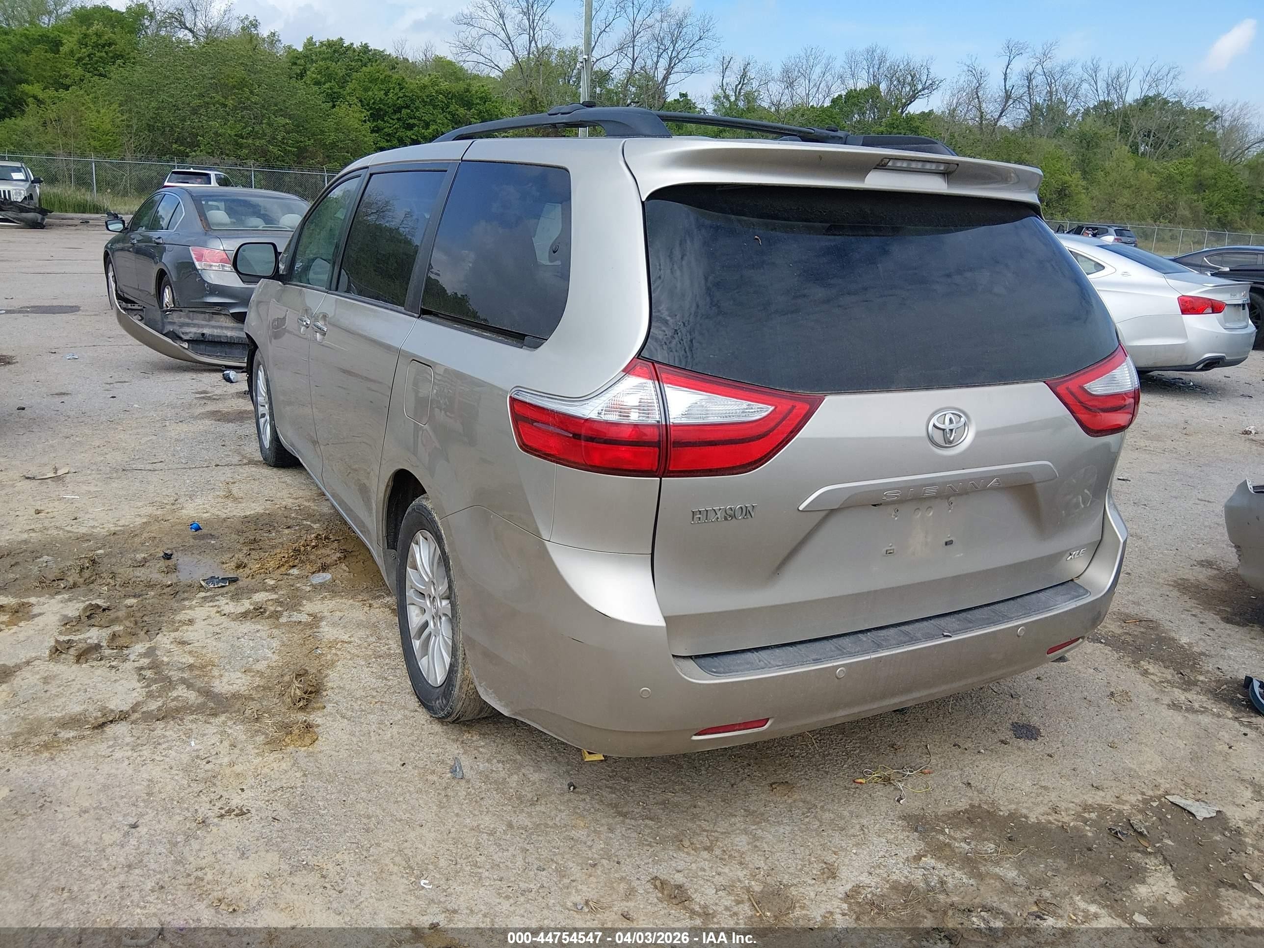 2015 Toyota Sienna Xle 8 Passenger Champagne vin: 5TDYK3DC9FS605529