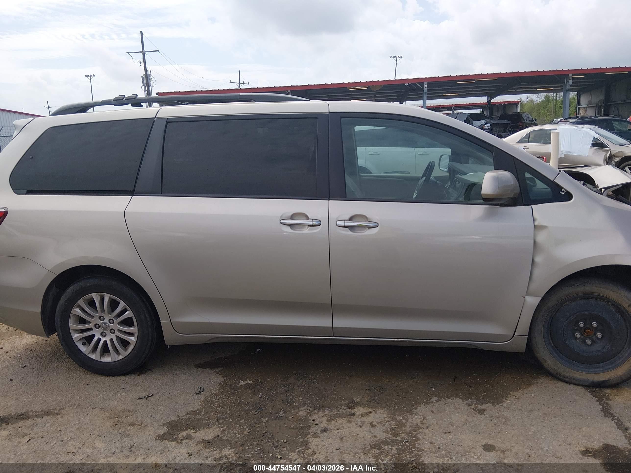 2015 Toyota Sienna Xle 8 Passenger Champagne vin: 5TDYK3DC9FS605529