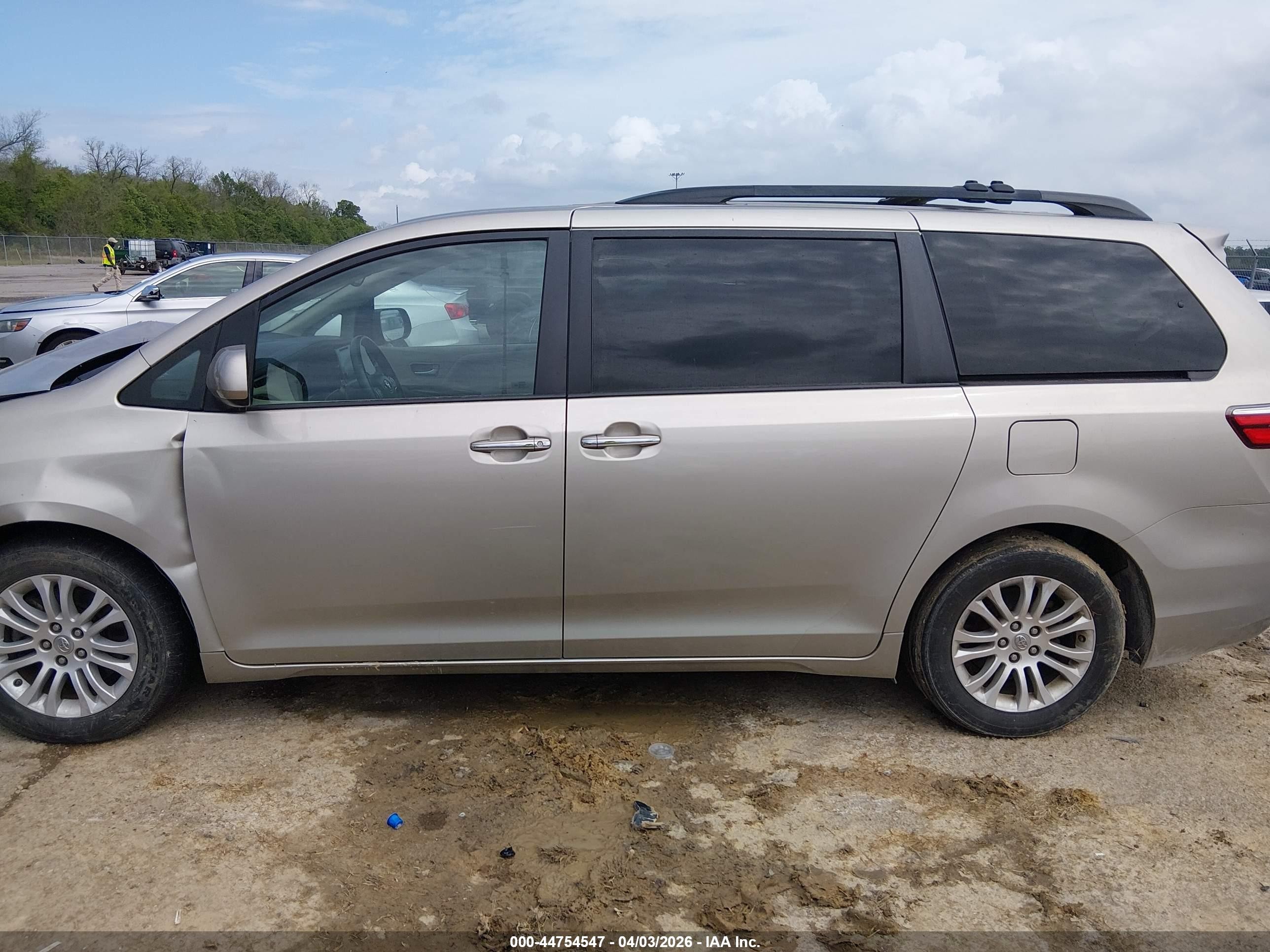 2015 Toyota Sienna Xle 8 Passenger Champagne vin: 5TDYK3DC9FS605529