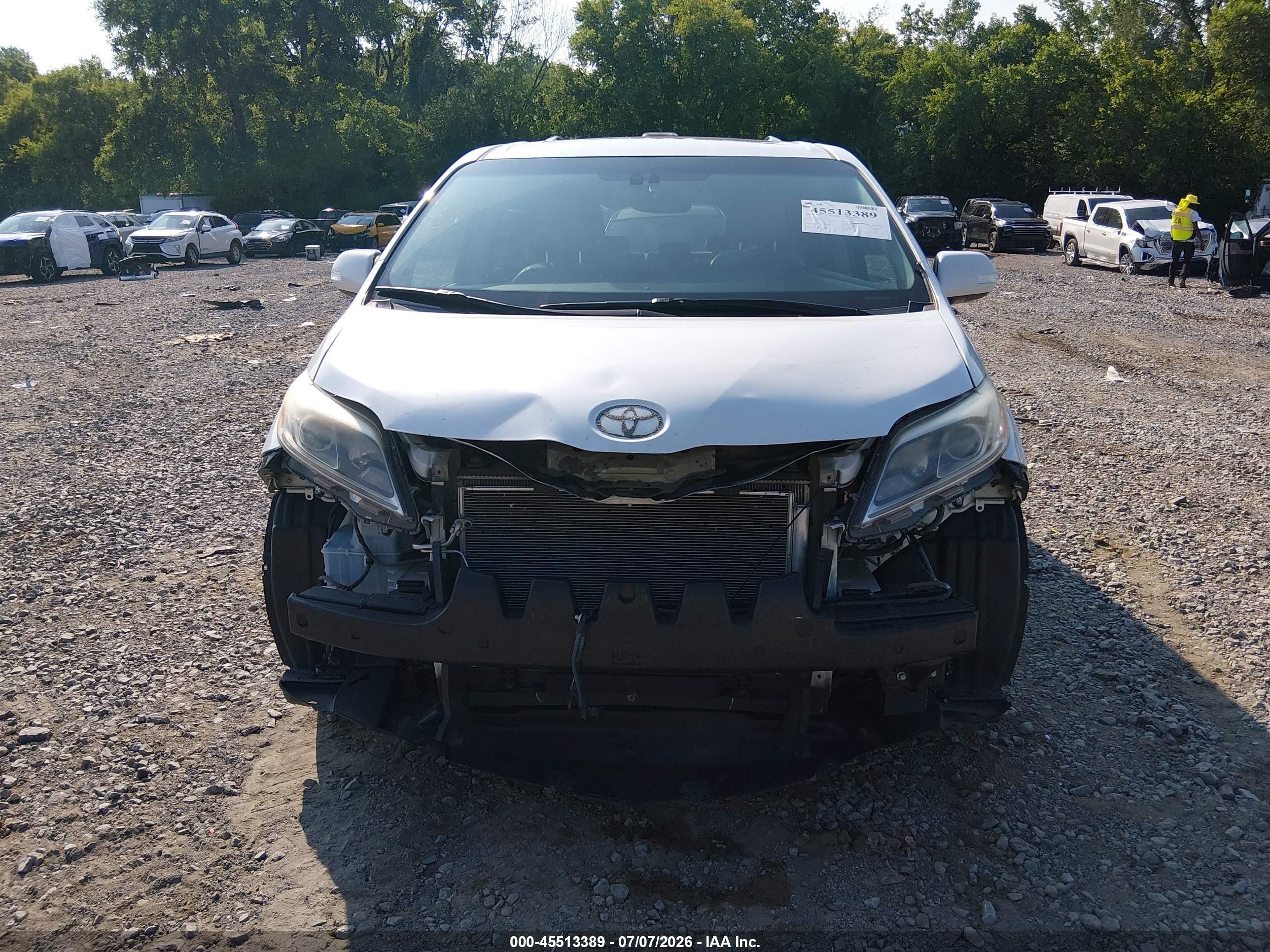 2015 Toyota Sienna Limited Premium 7 Passenger White vin: 5TDYK3DC9FS613355