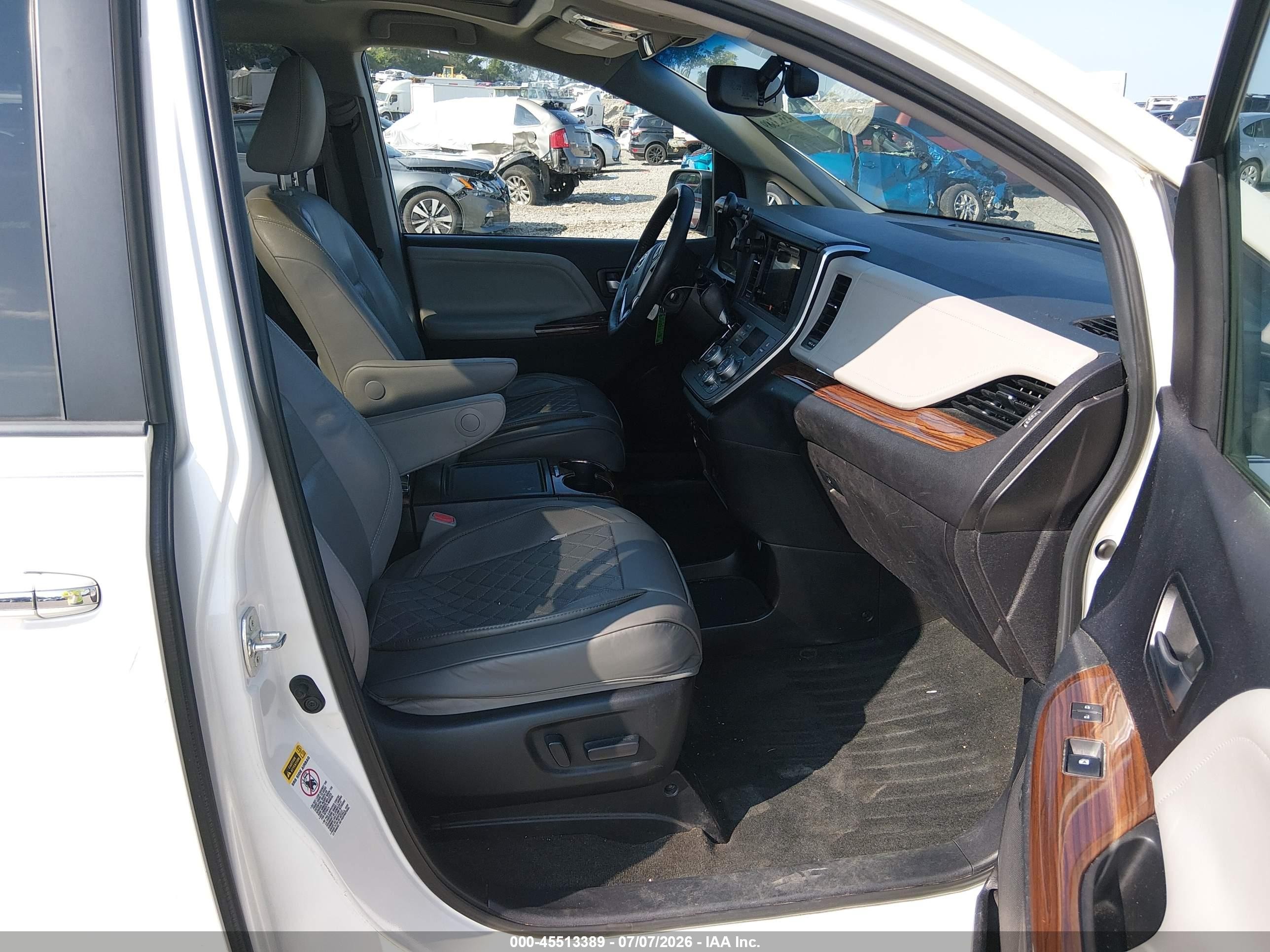 2015 Toyota Sienna Limited Premium 7 Passenger White vin: 5TDYK3DC9FS613355