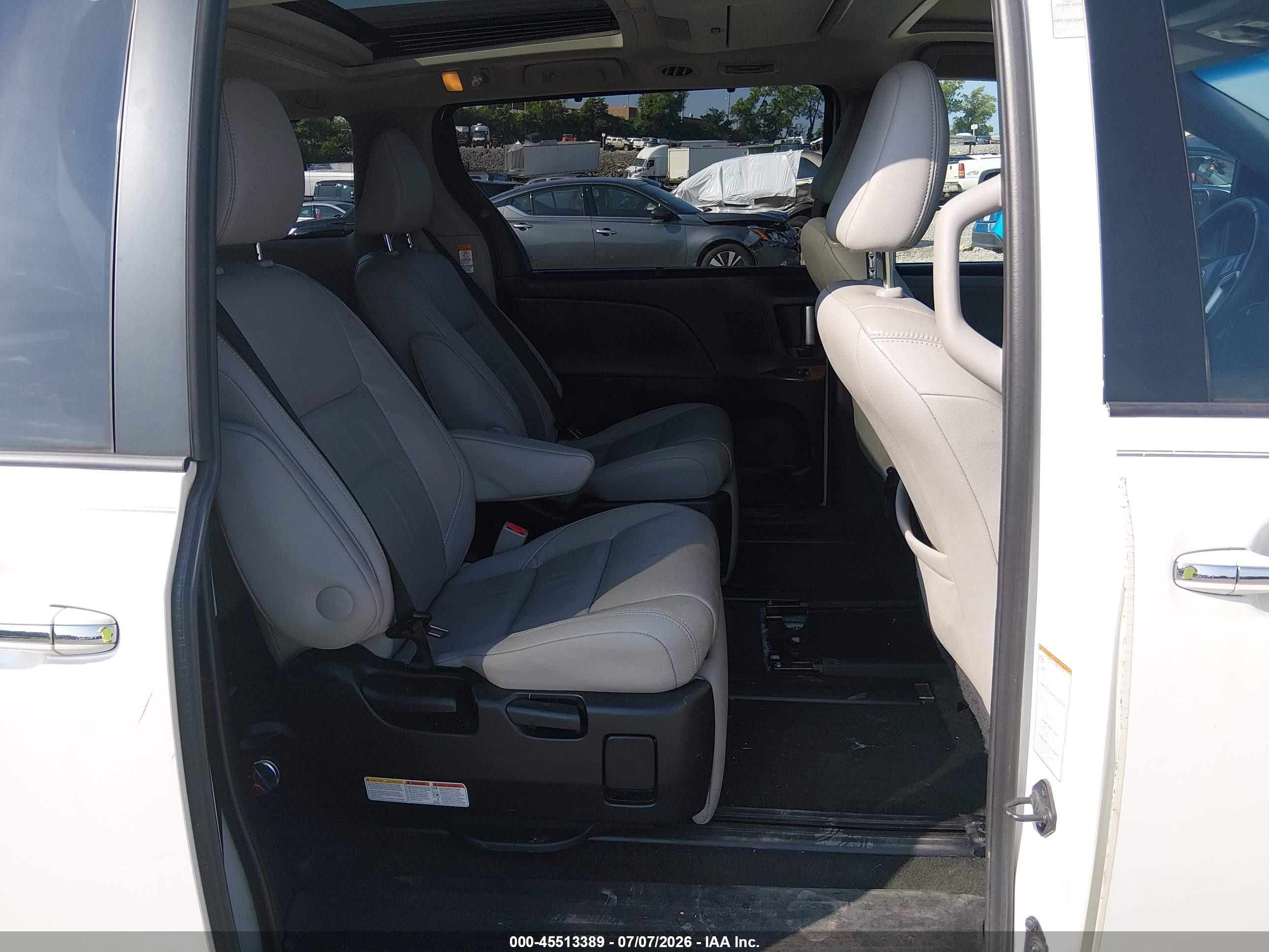 2015 Toyota Sienna Limited Premium 7 Passenger White vin: 5TDYK3DC9FS613355