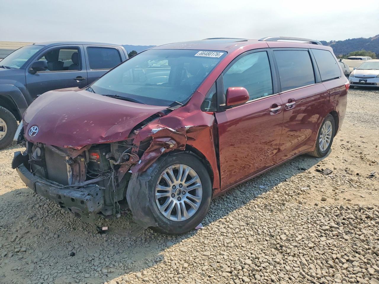 2015 Toyota Sienna Xle 8-passenger Red vin: 5TDYK3DC9FS642399
