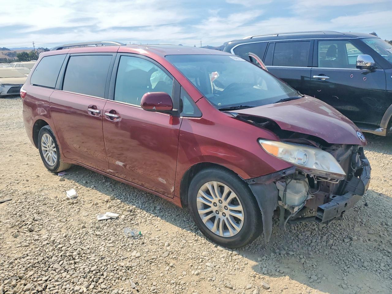 2015 Toyota Sienna Xle 8-passenger Red vin: 5TDYK3DC9FS642399