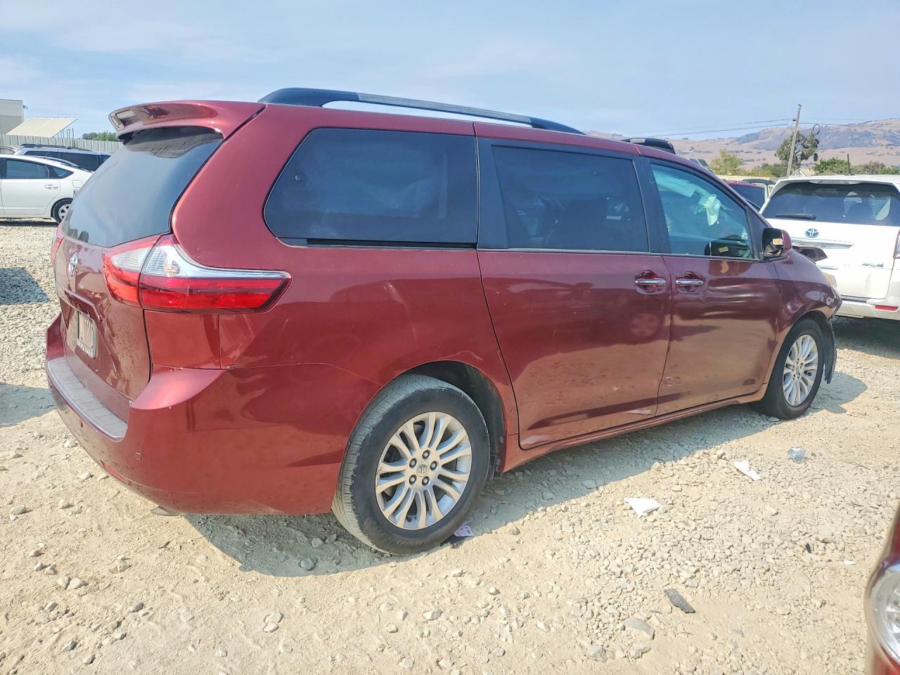 2015 Toyota Sienna Xle 8-passenger Red vin: 5TDYK3DC9FS642399