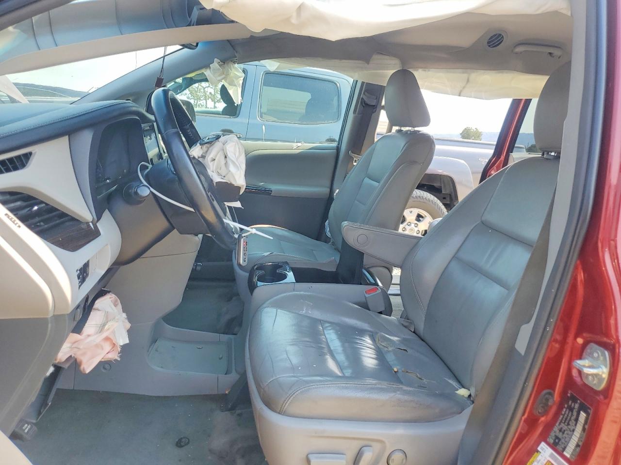 2015 Toyota Sienna Xle 8-passenger Red vin: 5TDYK3DC9FS642399