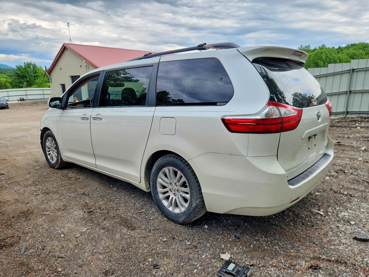 2015 Toyota Sienna Xle 8-passenger White vin: 5TDYK3DC9FS652639