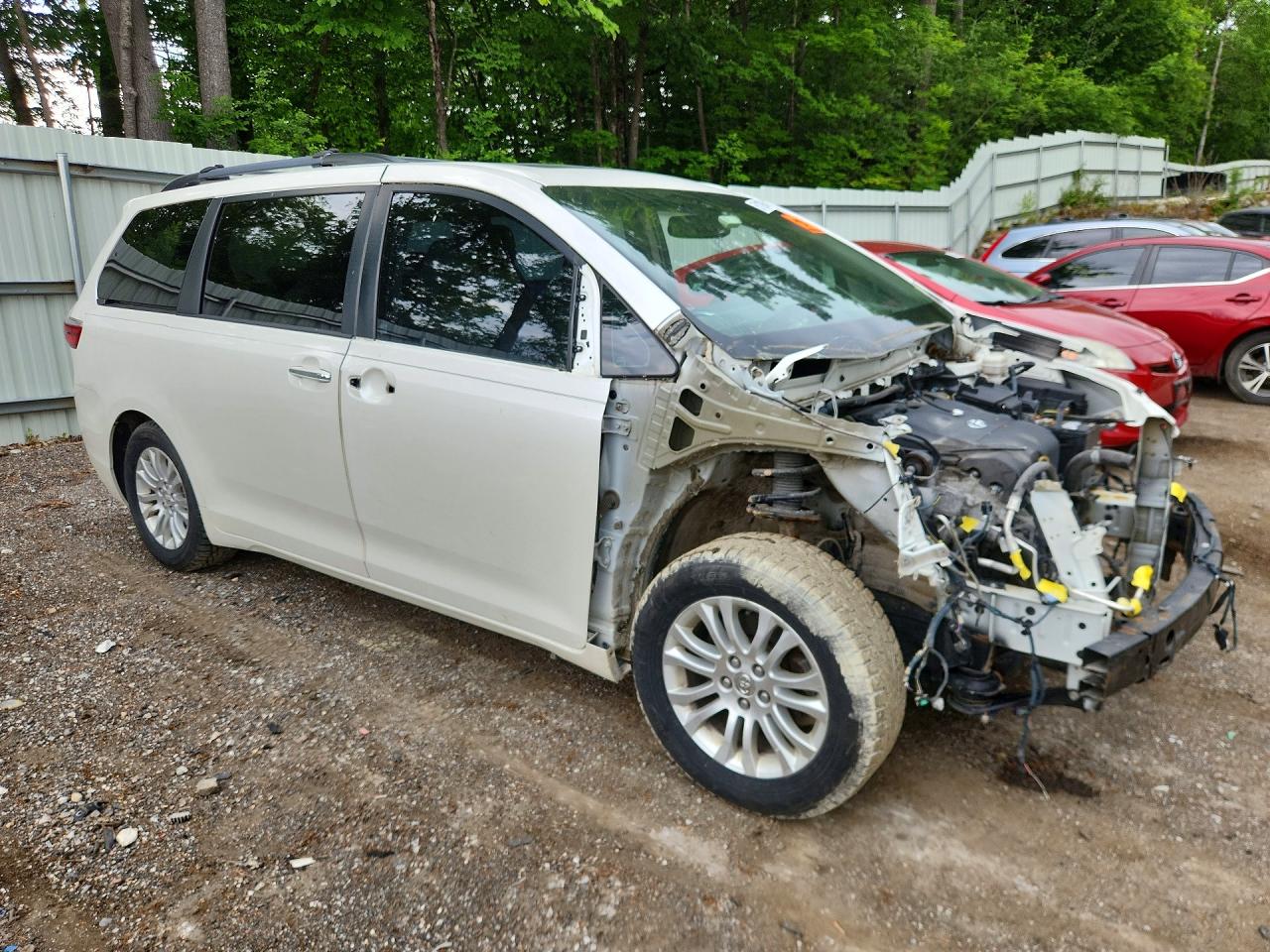 2015 Toyota Sienna Xle 8-passenger White vin: 5TDYK3DC9FS652639