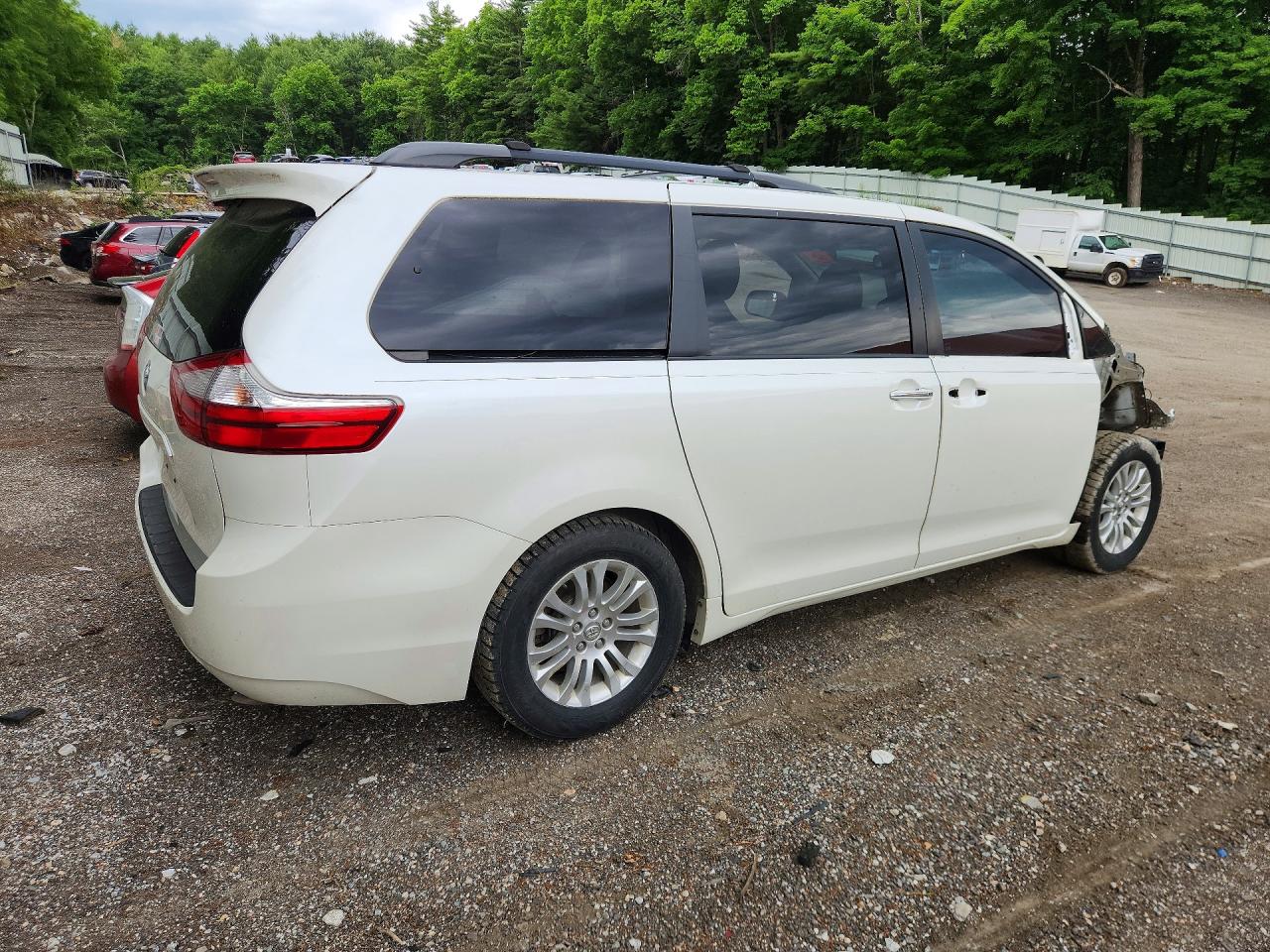 2015 Toyota Sienna Xle 8-passenger White vin: 5TDYK3DC9FS652639