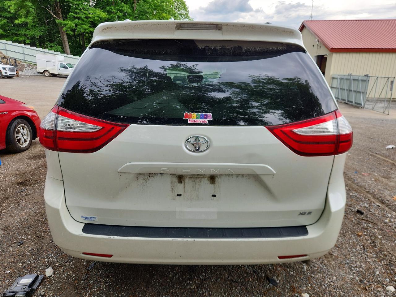 2015 Toyota Sienna Xle 8-passenger White vin: 5TDYK3DC9FS652639