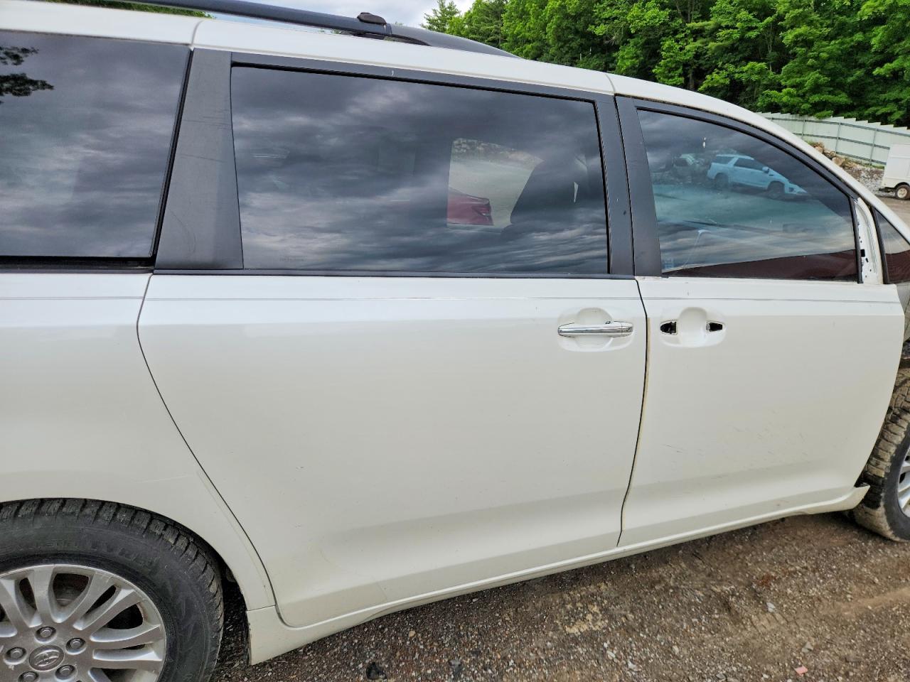2015 Toyota Sienna Xle 8-passenger White vin: 5TDYK3DC9FS652639