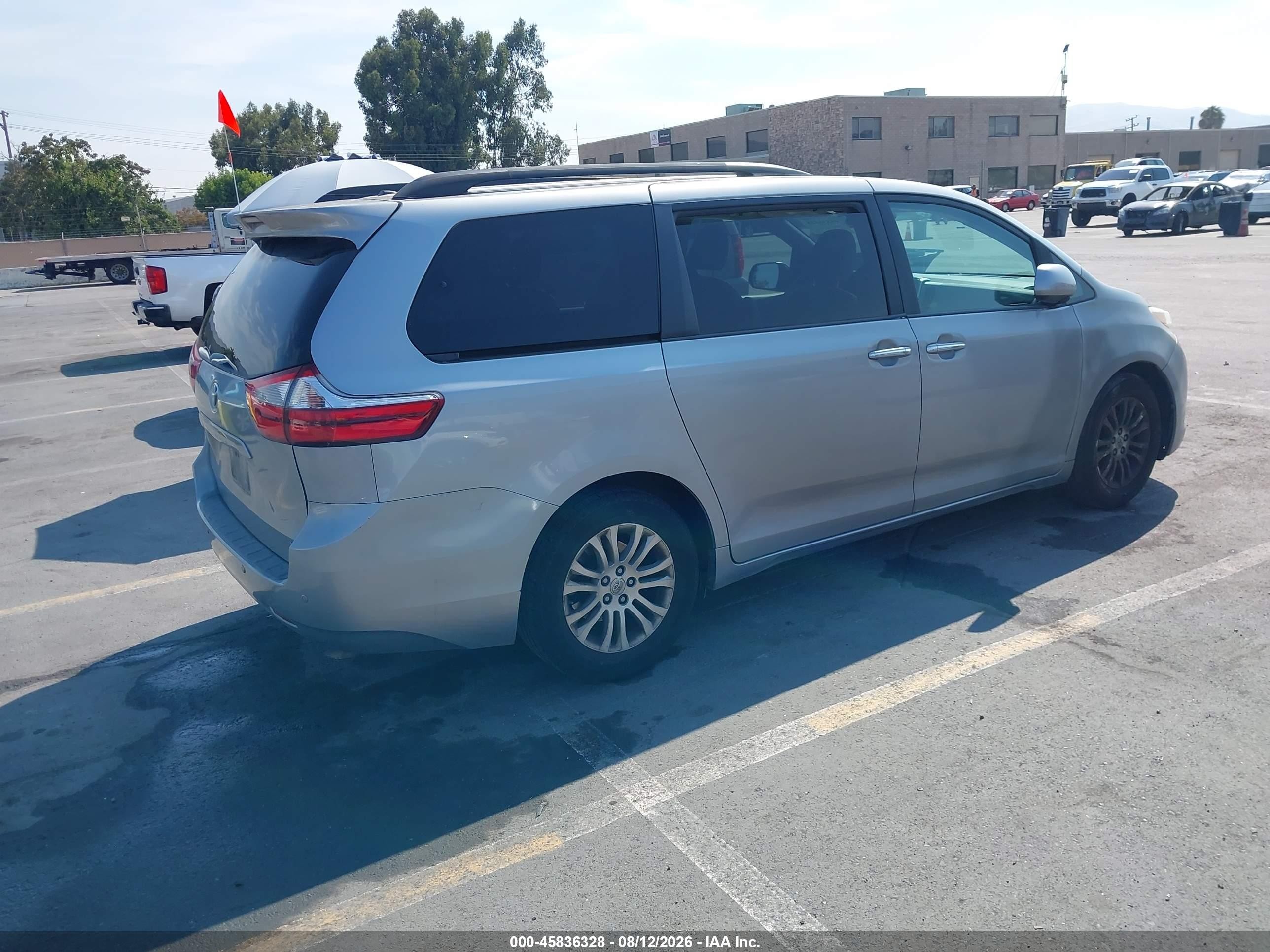 2015 Toyota Sienna Xle 8 Passenger Silver vin: 5TDYK3DC9FS653368