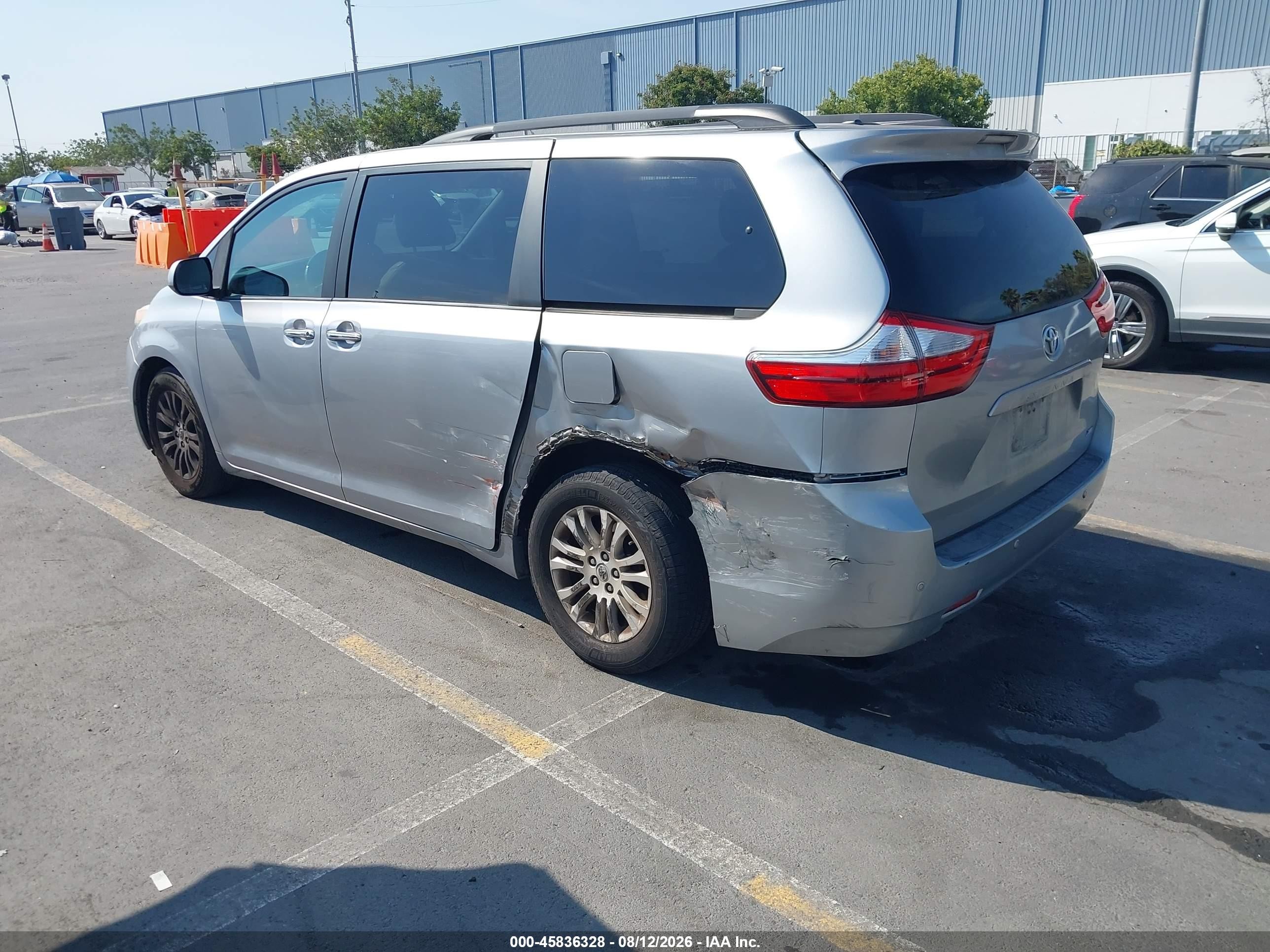 2015 Toyota Sienna Xle 8 Passenger Silver vin: 5TDYK3DC9FS653368