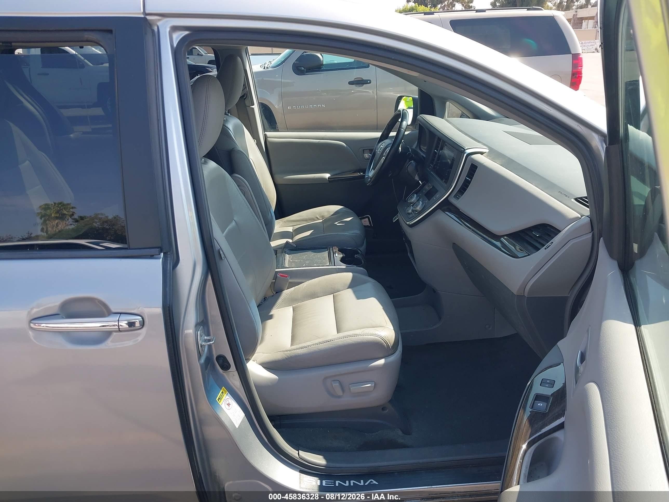 2015 Toyota Sienna Xle 8 Passenger Silver vin: 5TDYK3DC9FS653368