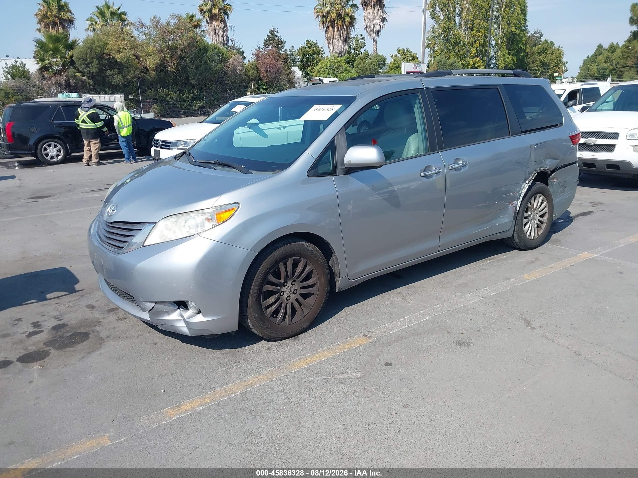 2015 Toyota Sienna Xle 8 Passenger Silver vin: 5TDYK3DC9FS653368