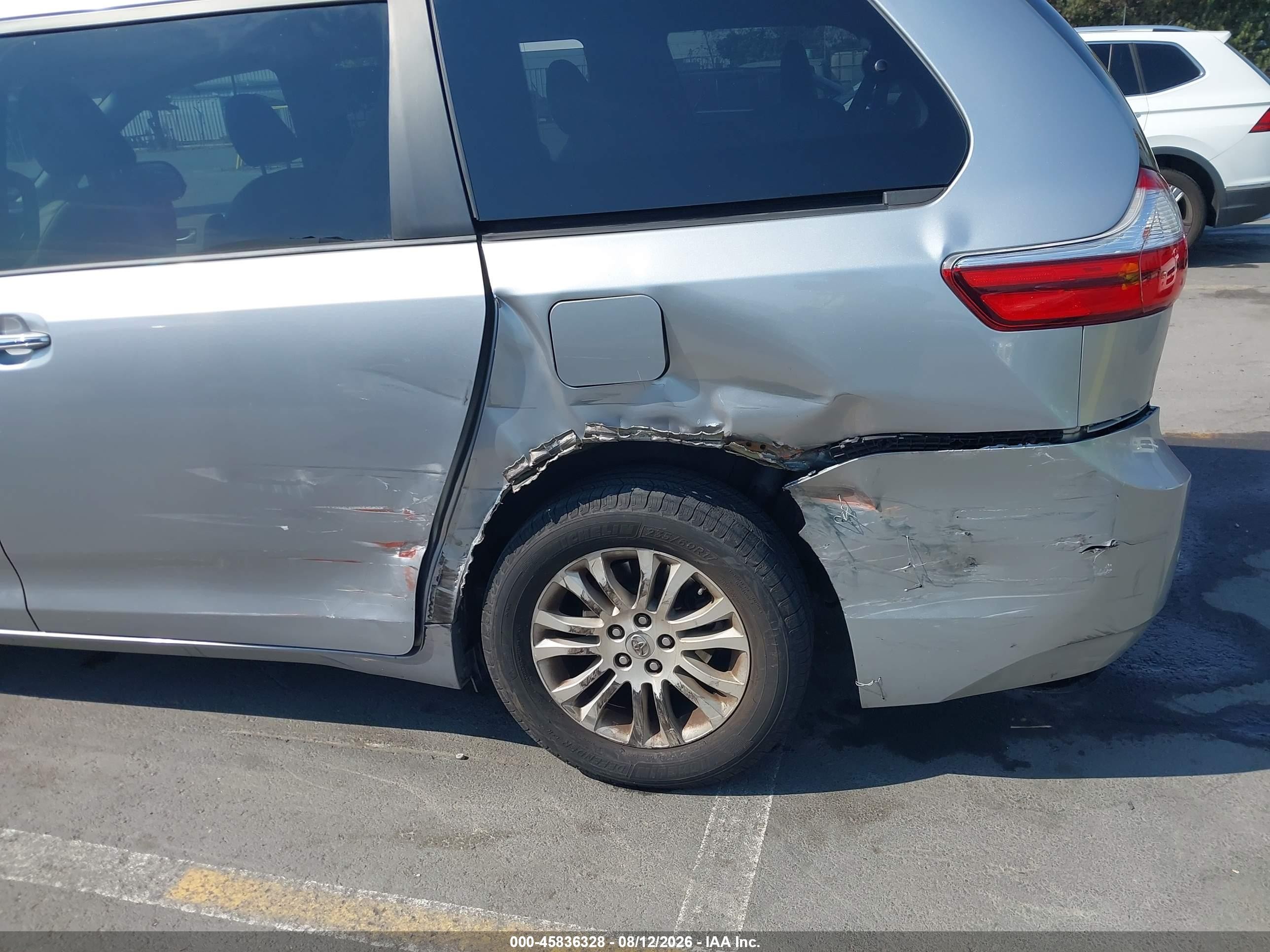 2015 Toyota Sienna Xle 8 Passenger Silver vin: 5TDYK3DC9FS653368