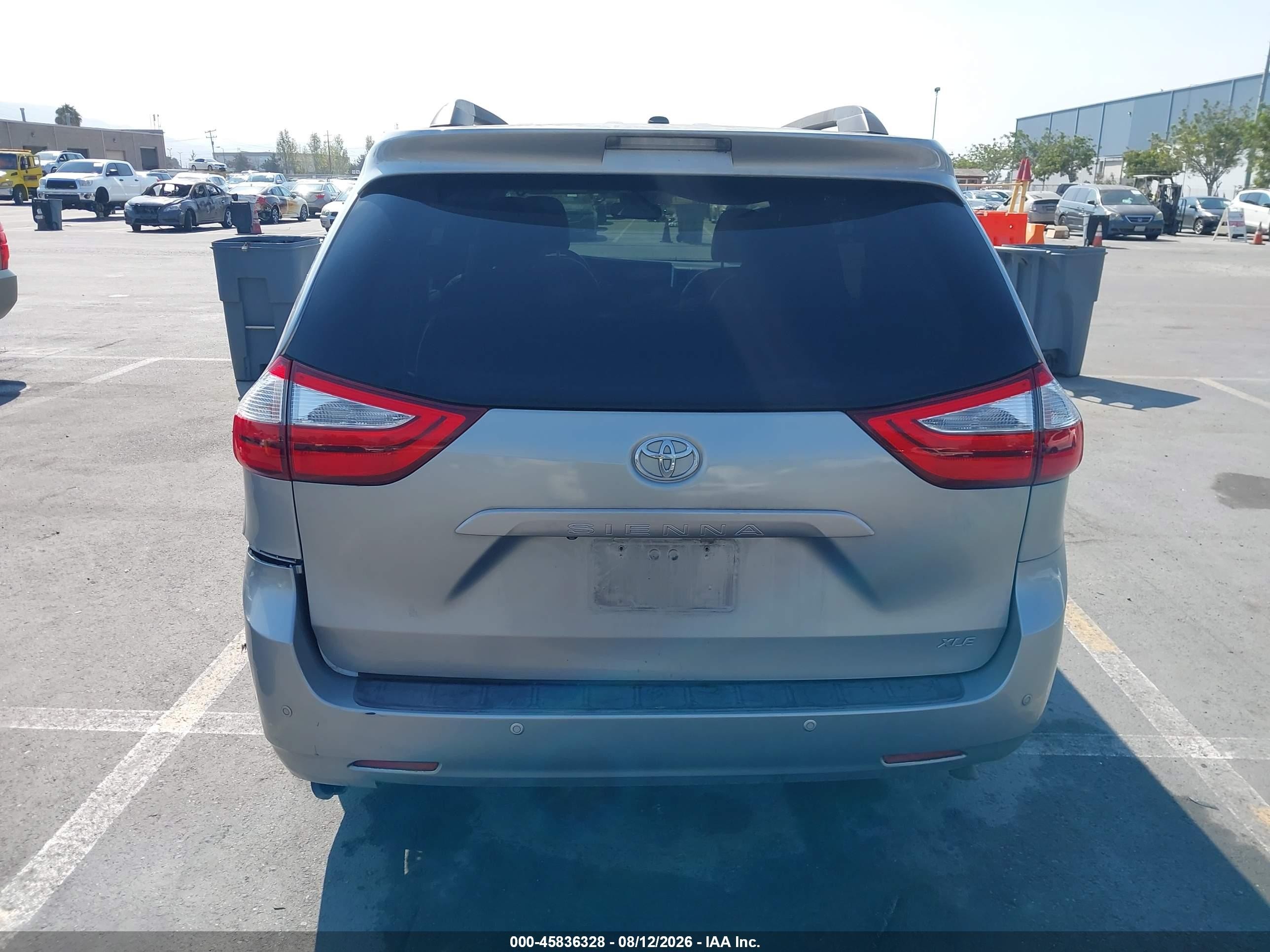 2015 Toyota Sienna Xle 8 Passenger Silver vin: 5TDYK3DC9FS653368