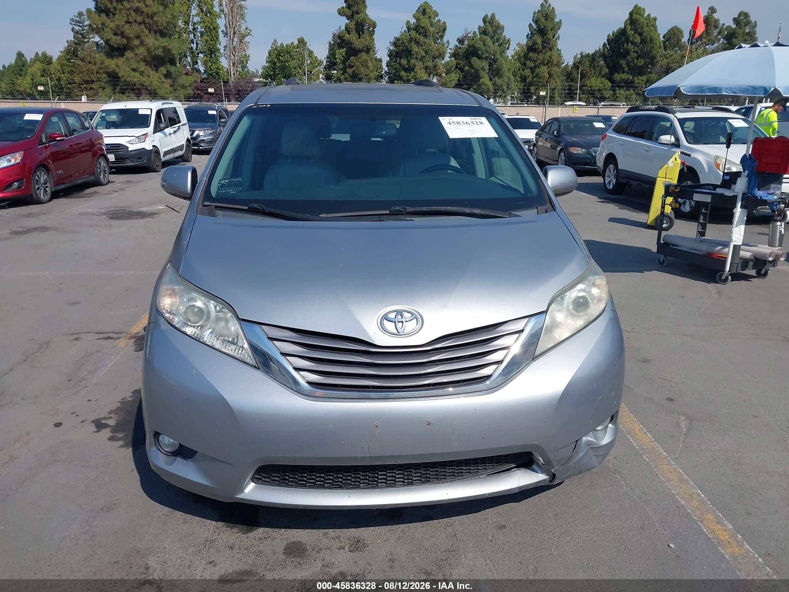 2015 Toyota Sienna Xle 8 Passenger Silver vin: 5TDYK3DC9FS653368
