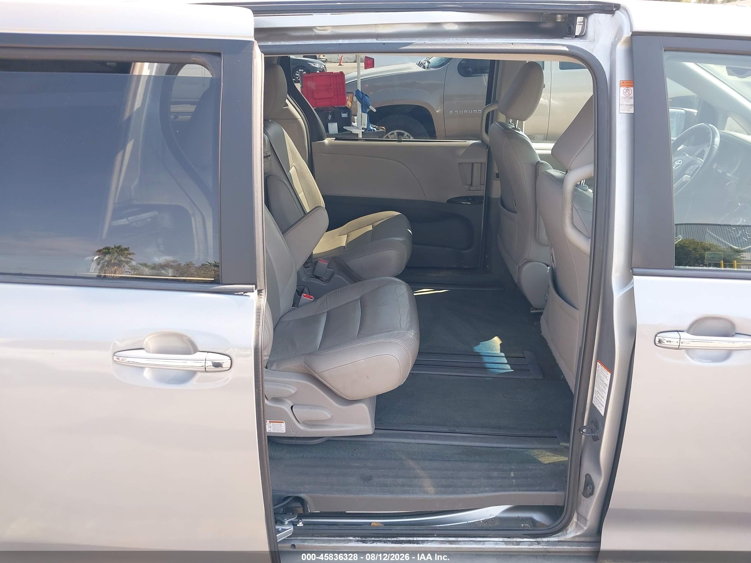 2015 Toyota Sienna Xle 8 Passenger Silver vin: 5TDYK3DC9FS653368