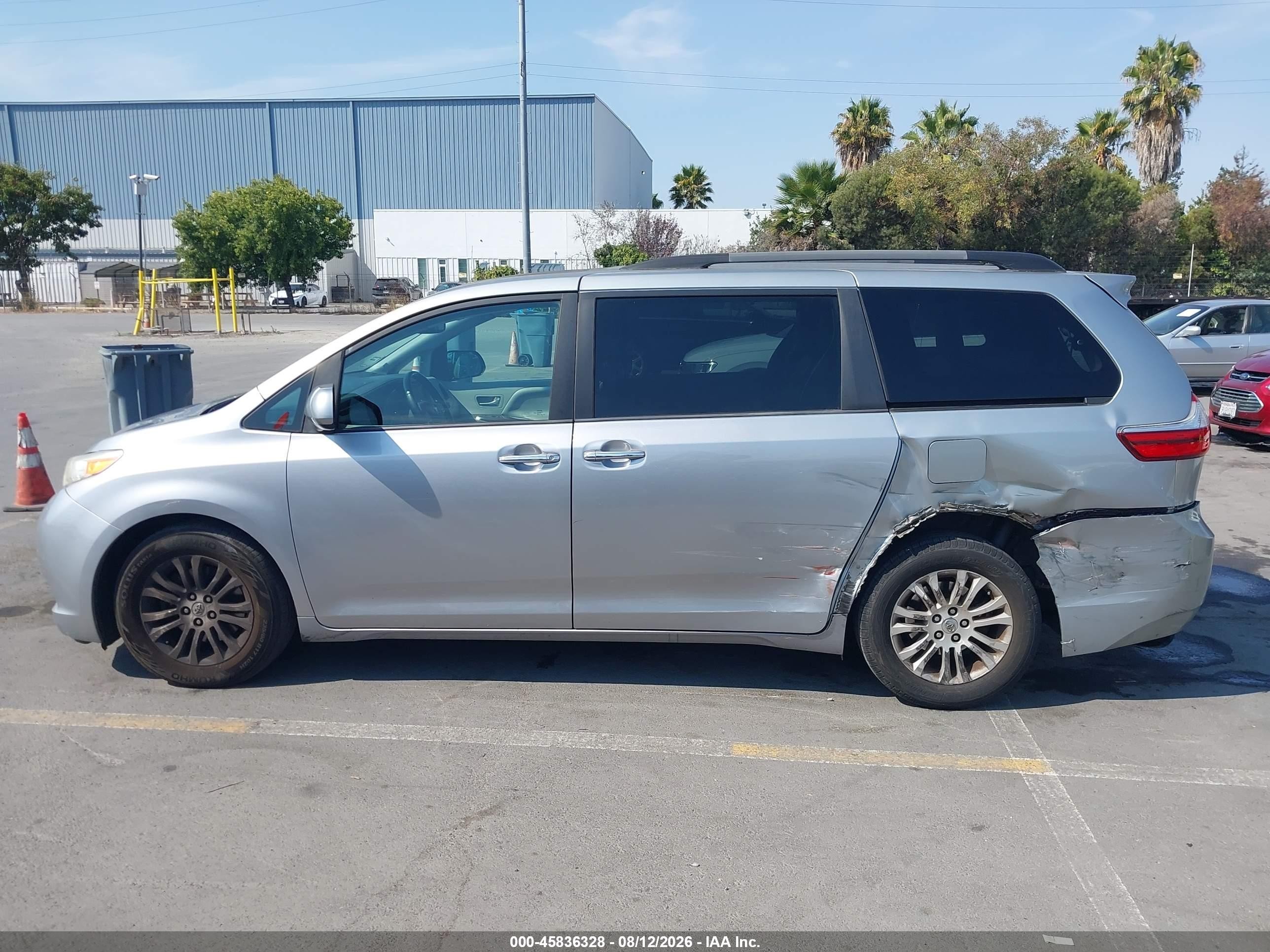 2015 Toyota Sienna Xle 8 Passenger Silver vin: 5TDYK3DC9FS653368