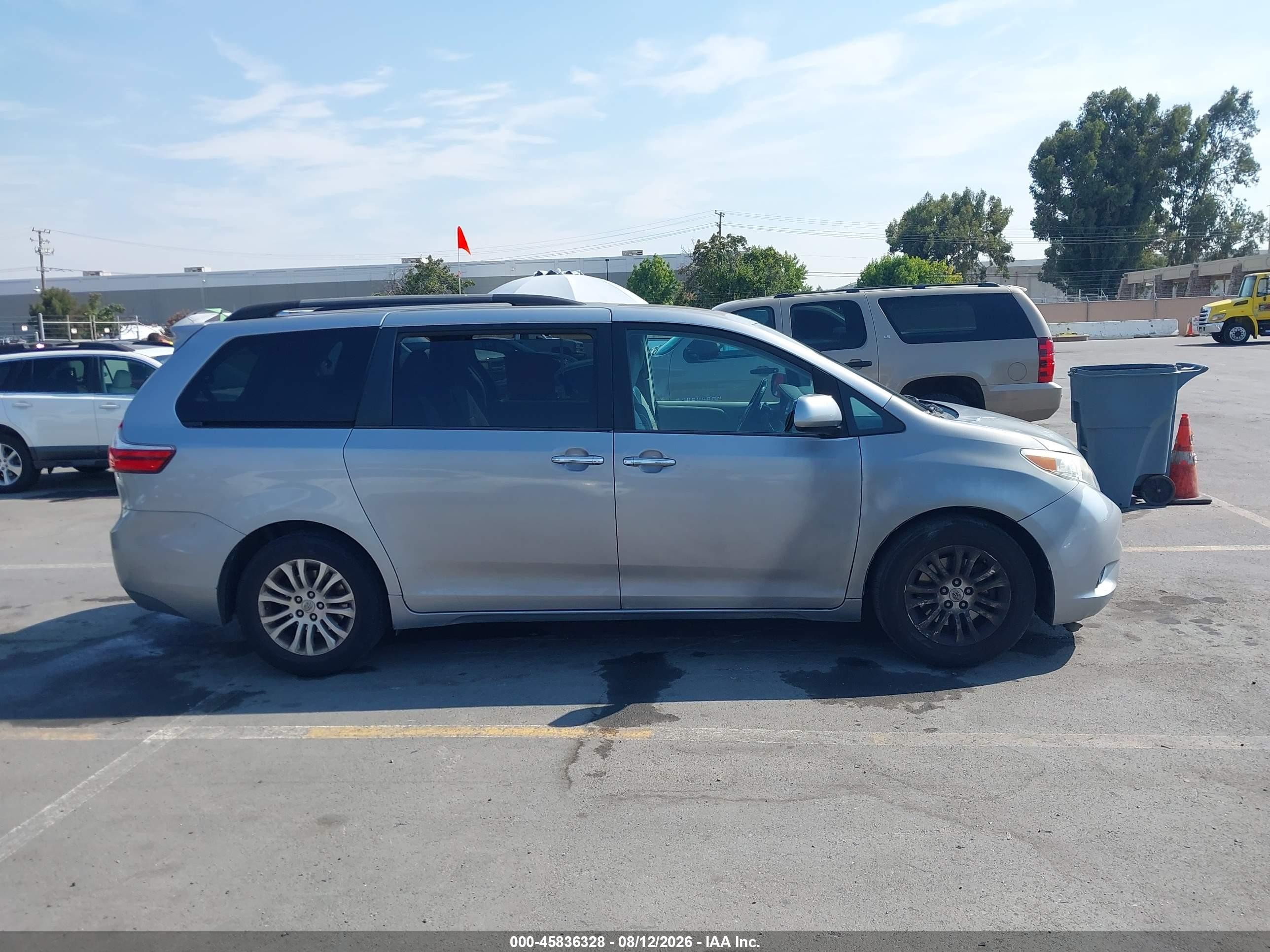 2015 Toyota Sienna Xle 8 Passenger Silver vin: 5TDYK3DC9FS653368