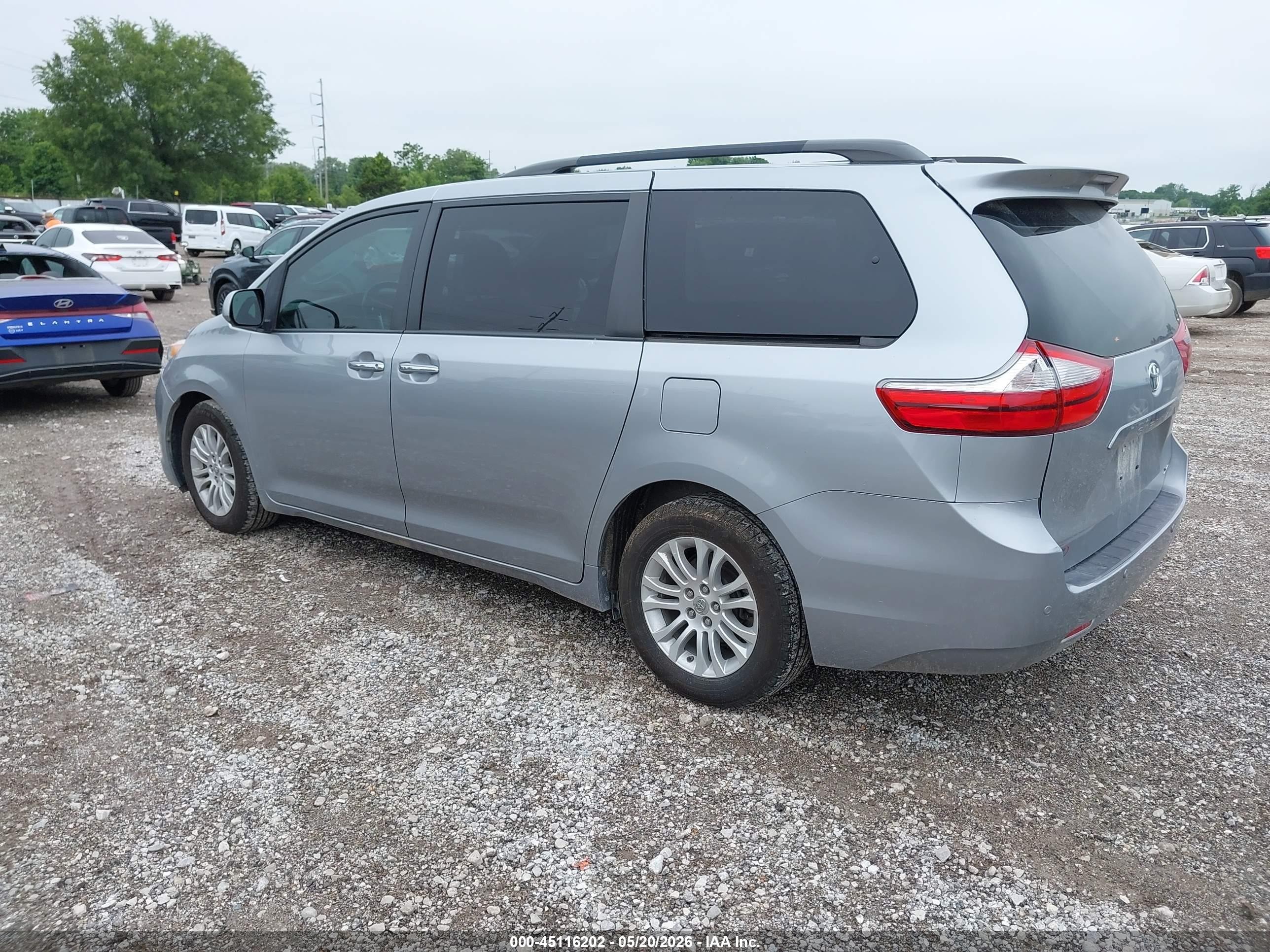 2015 Toyota Sienna Xle 8 Passenger Silver vin: 5TDYK3DC9FS656724