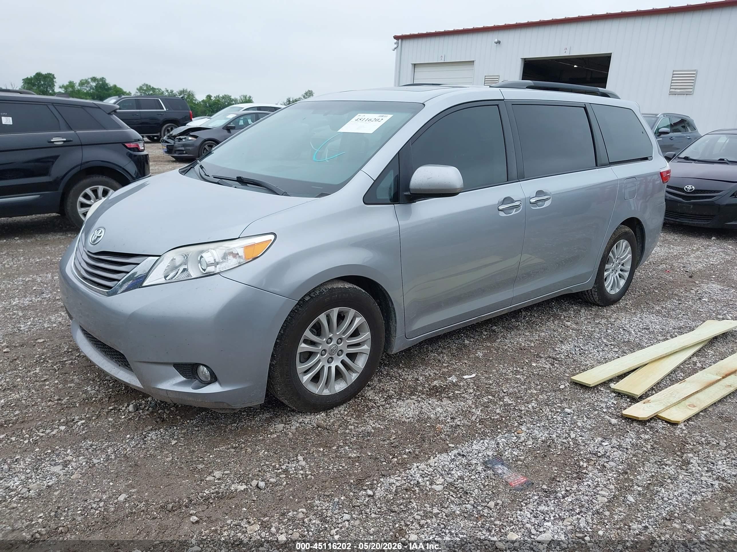 2015 Toyota Sienna Xle 8 Passenger Silver vin: 5TDYK3DC9FS656724