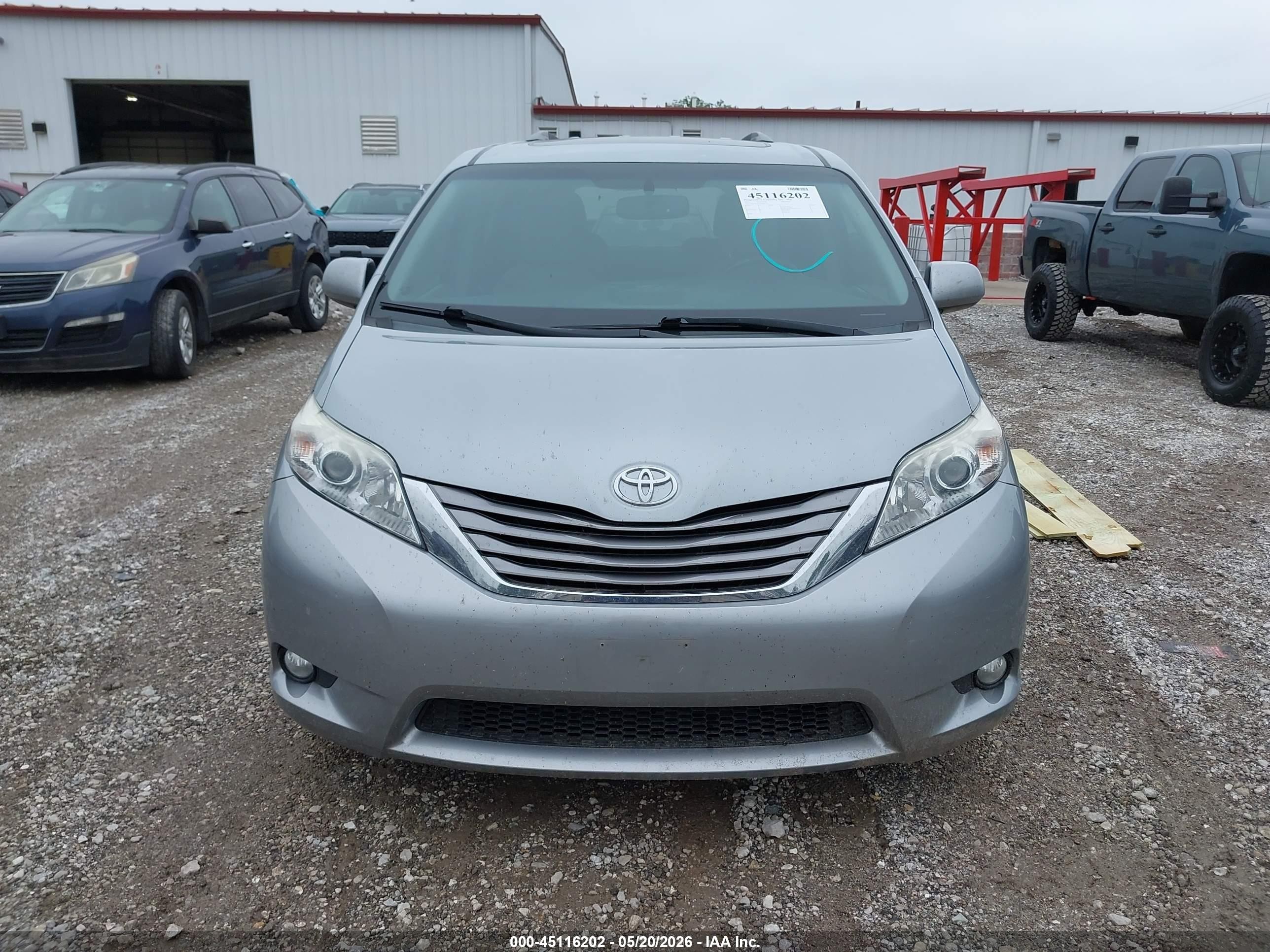 2015 Toyota Sienna Xle 8 Passenger Silver vin: 5TDYK3DC9FS656724