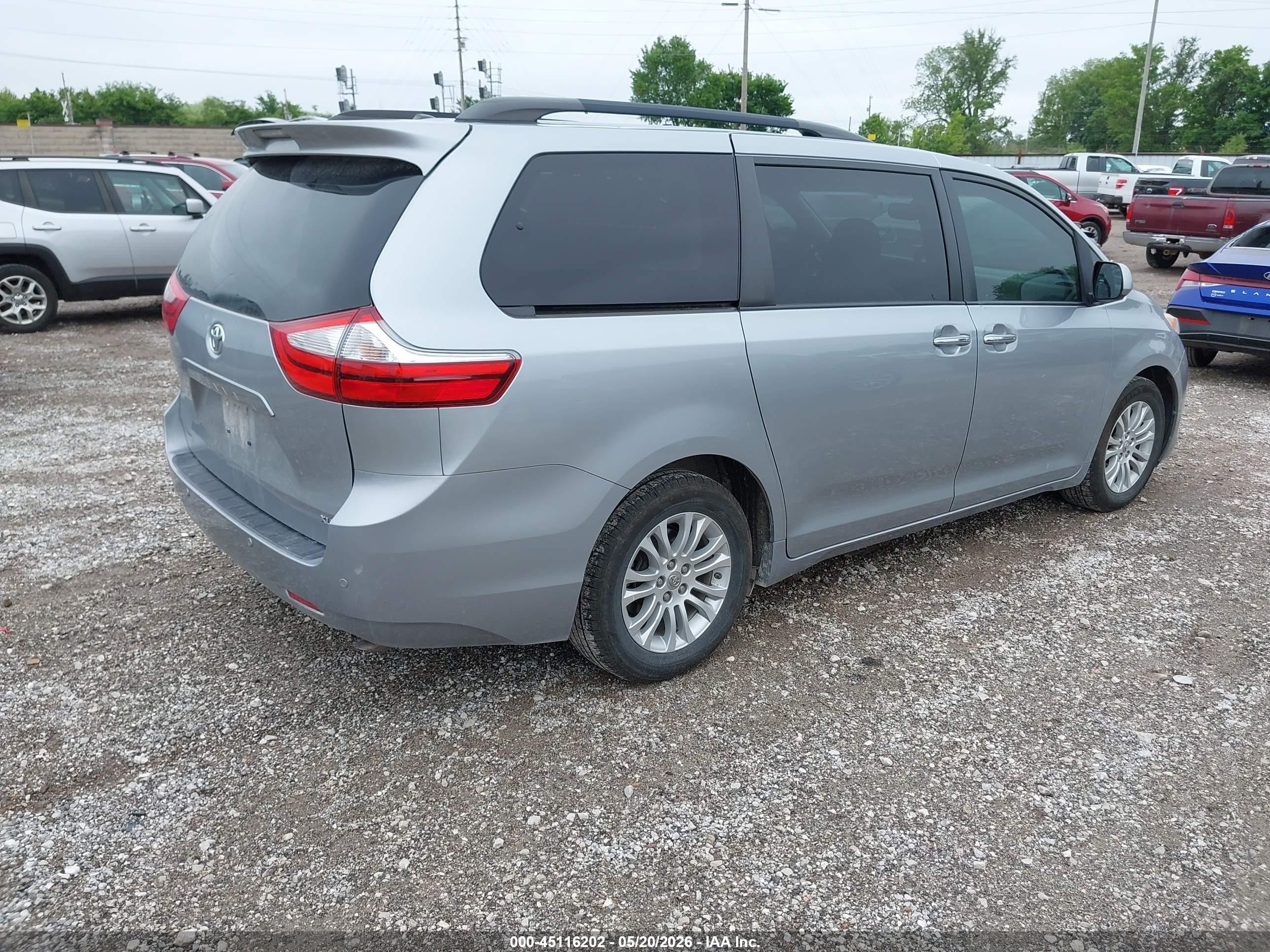2015 Toyota Sienna Xle 8 Passenger Silver vin: 5TDYK3DC9FS656724