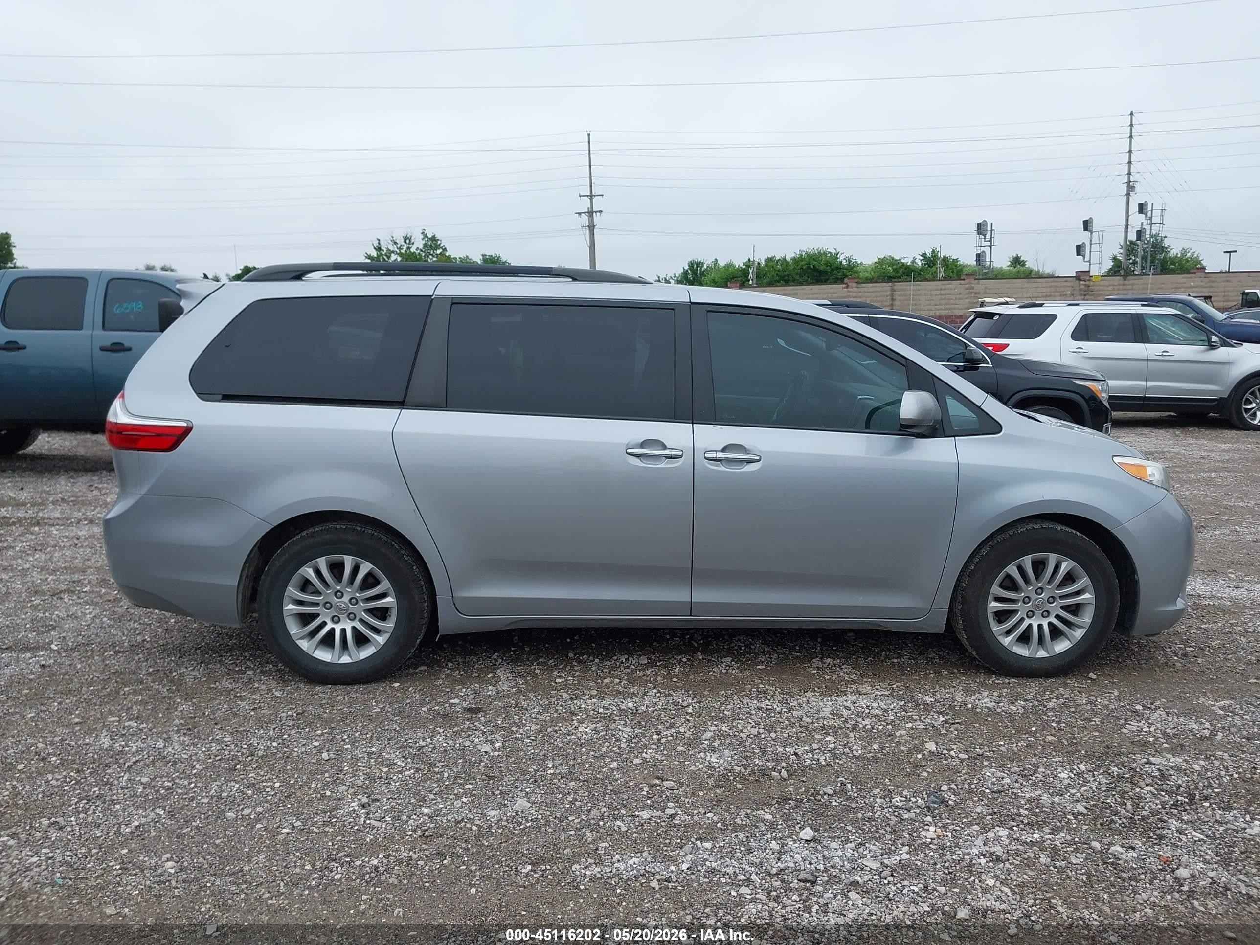2015 Toyota Sienna Xle 8 Passenger Silver vin: 5TDYK3DC9FS656724