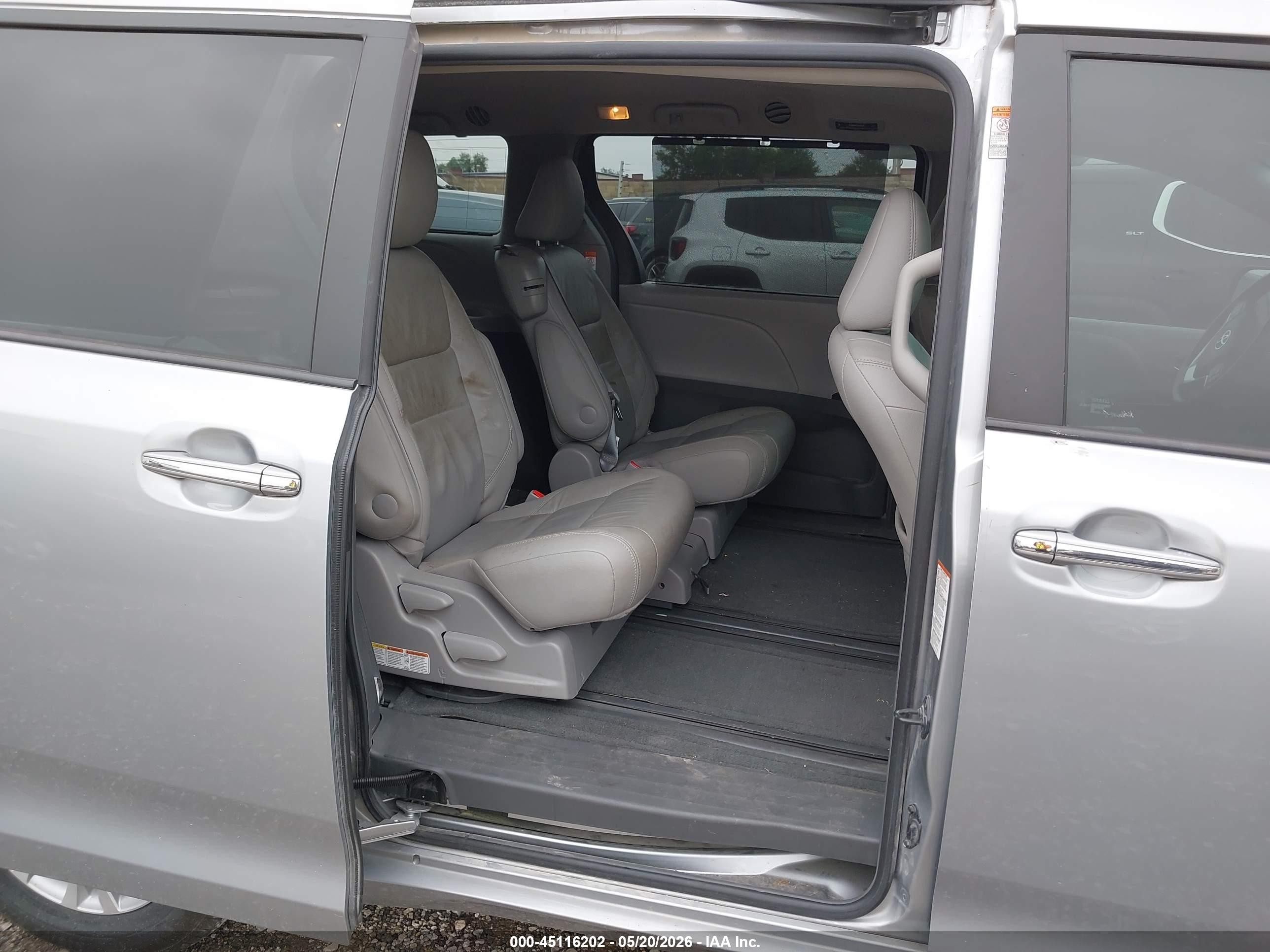 2015 Toyota Sienna Xle 8 Passenger Silver vin: 5TDYK3DC9FS656724