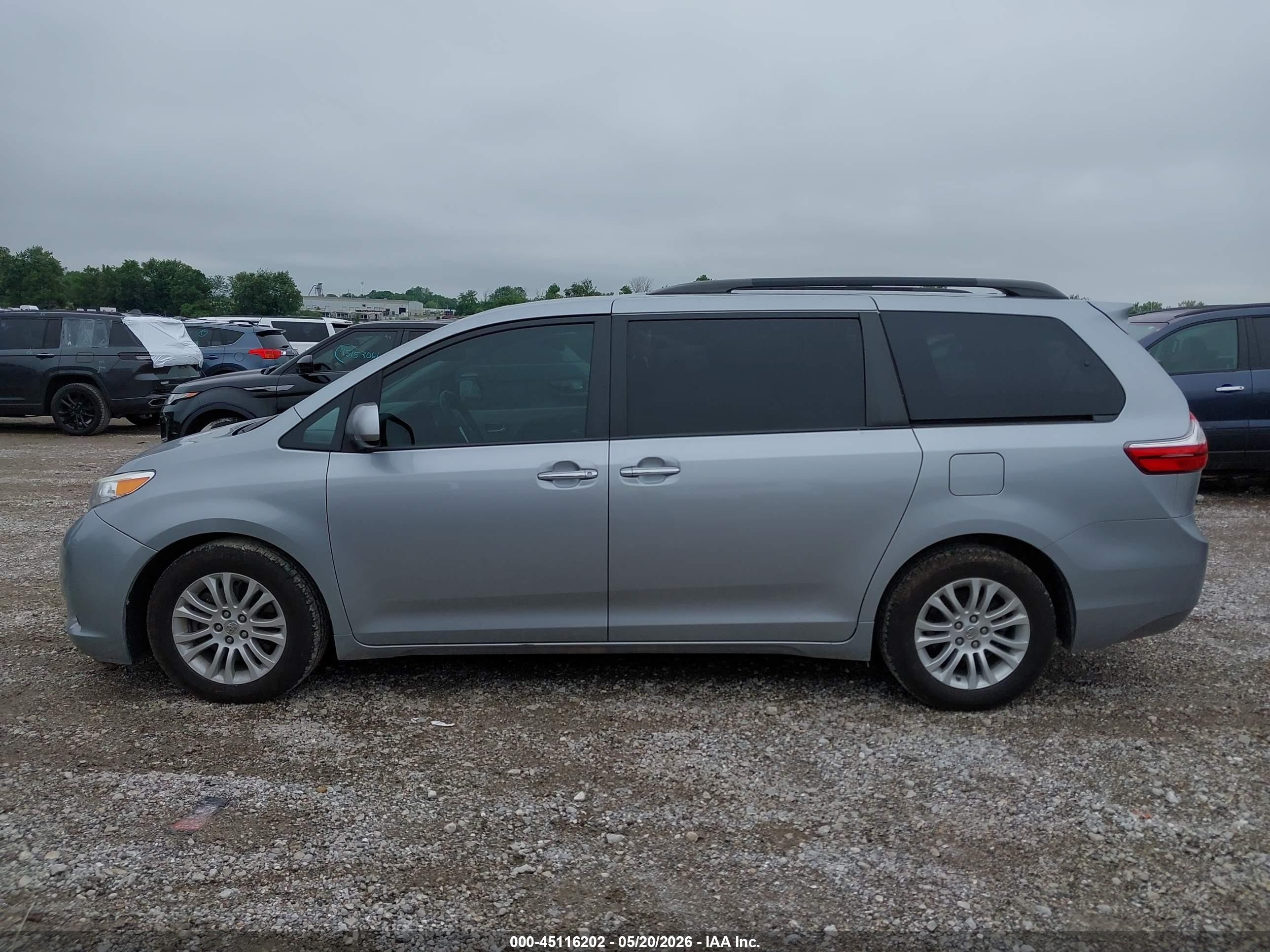 2015 Toyota Sienna Xle 8 Passenger Silver vin: 5TDYK3DC9FS656724