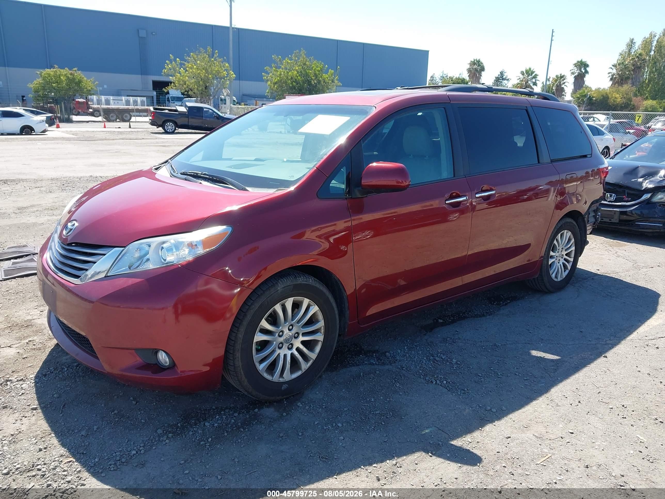 2015 Toyota Sienna Xle Premium 8 Passenger Red vin: 5TDYK3DC9FS672437