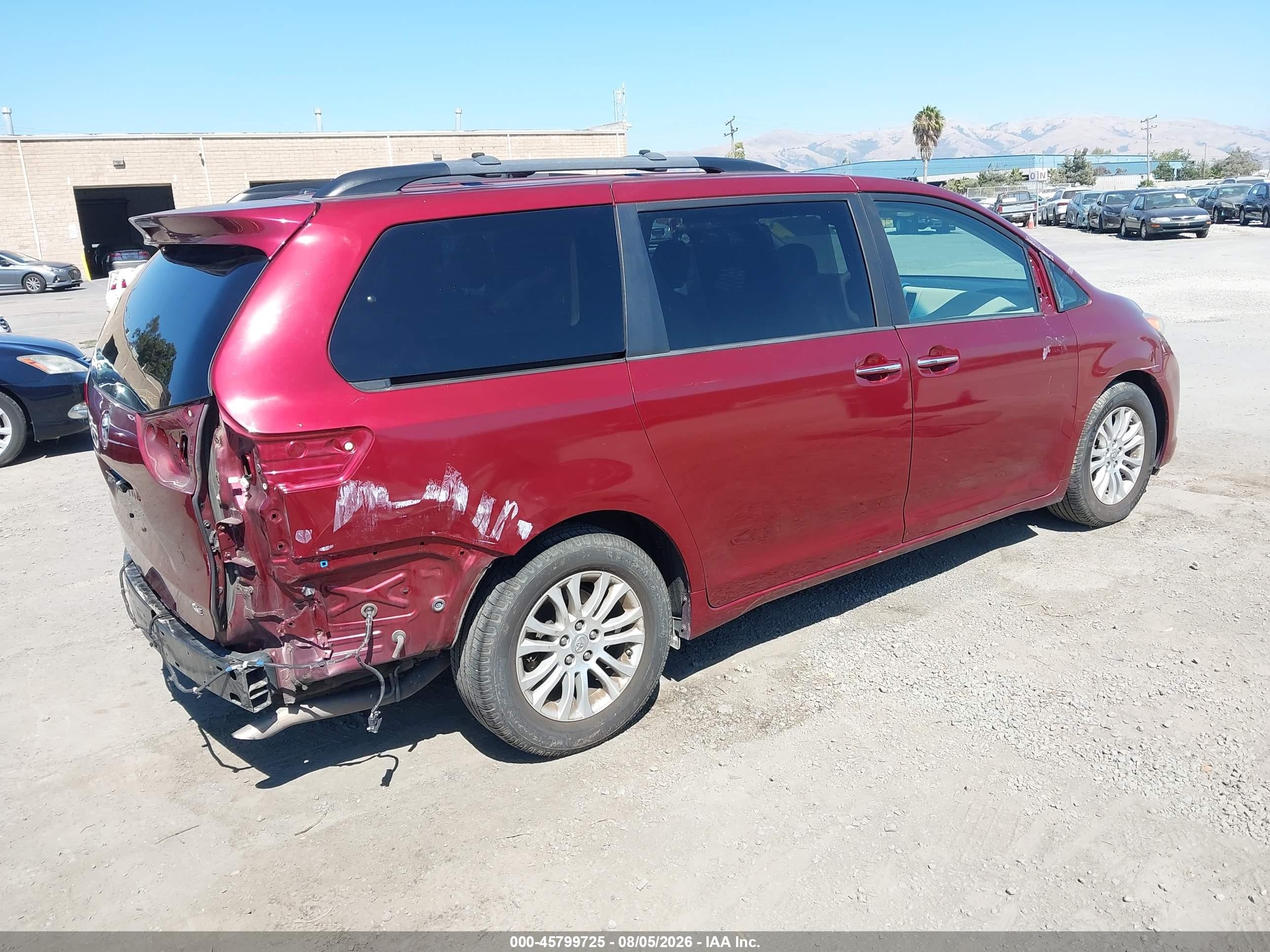 2015 Toyota Sienna Xle Premium 8 Passenger Red vin: 5TDYK3DC9FS672437