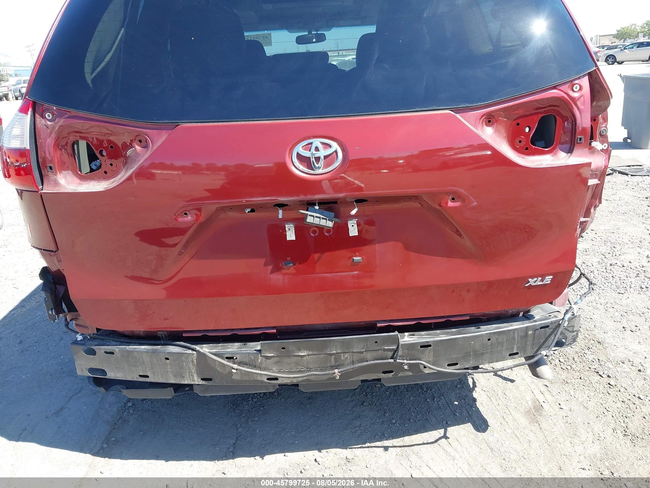 2015 Toyota Sienna Xle Premium 8 Passenger Red vin: 5TDYK3DC9FS672437
