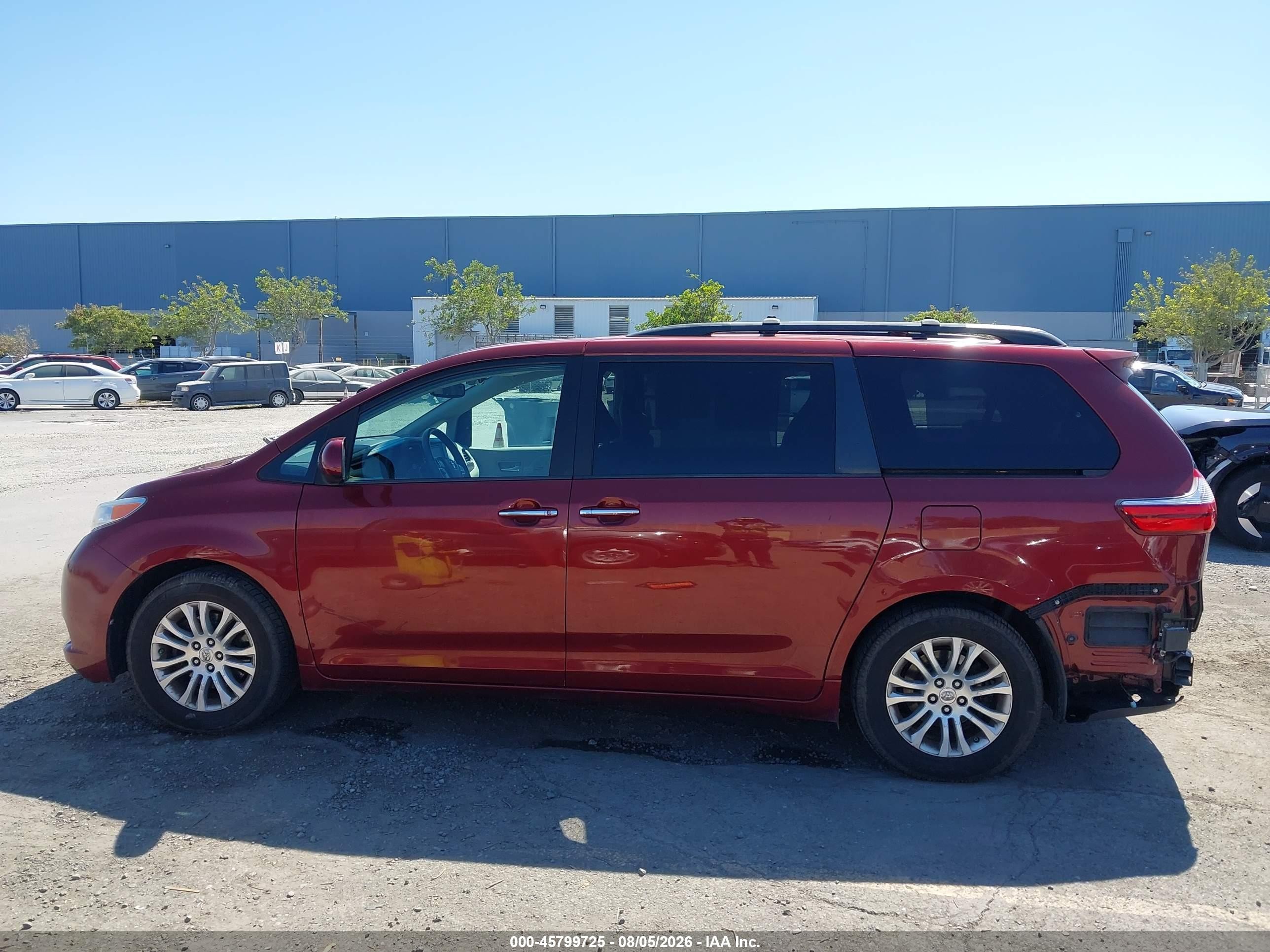 2015 Toyota Sienna Xle Premium 8 Passenger Red vin: 5TDYK3DC9FS672437