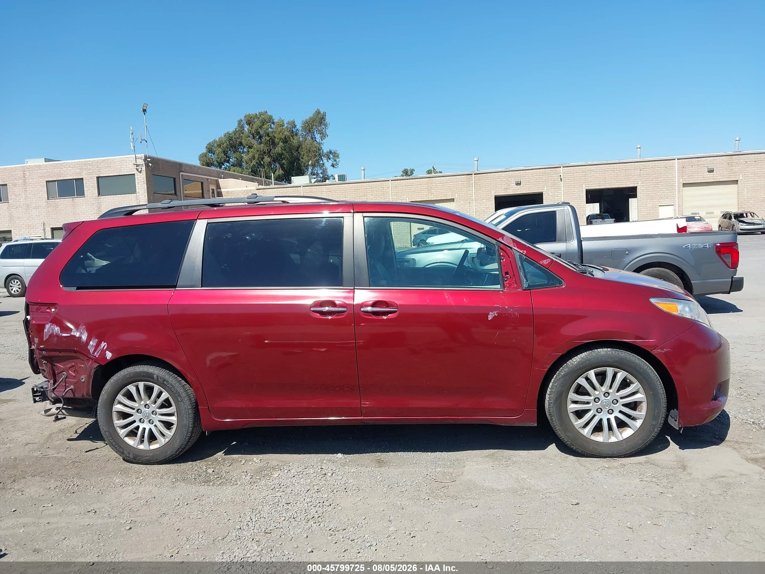 2015 Toyota Sienna Xle Premium 8 Passenger Red vin: 5TDYK3DC9FS672437