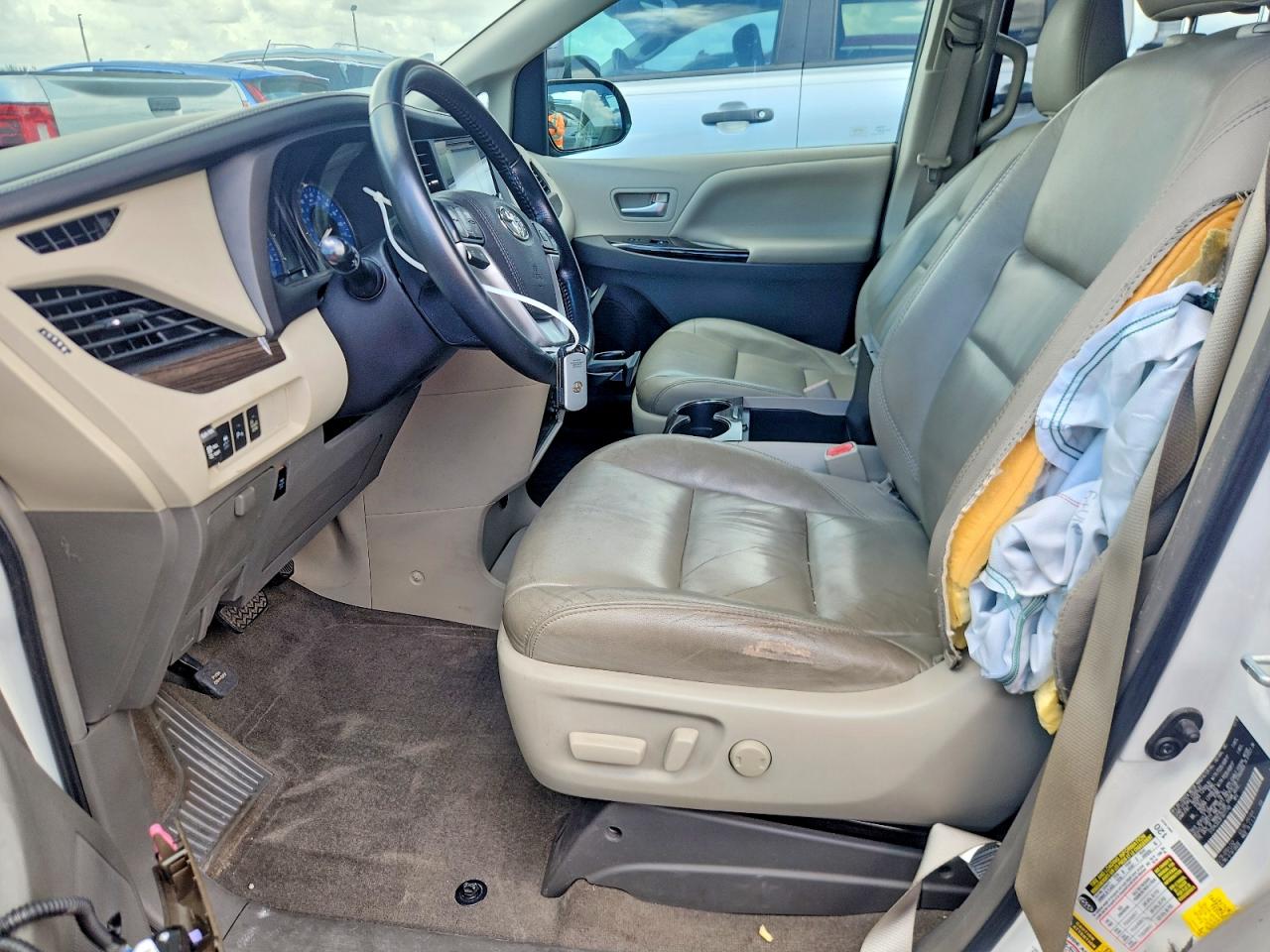 2015 Toyota Sienna Xle 8-passenger White vin: 5TDYK3DC9FS677749