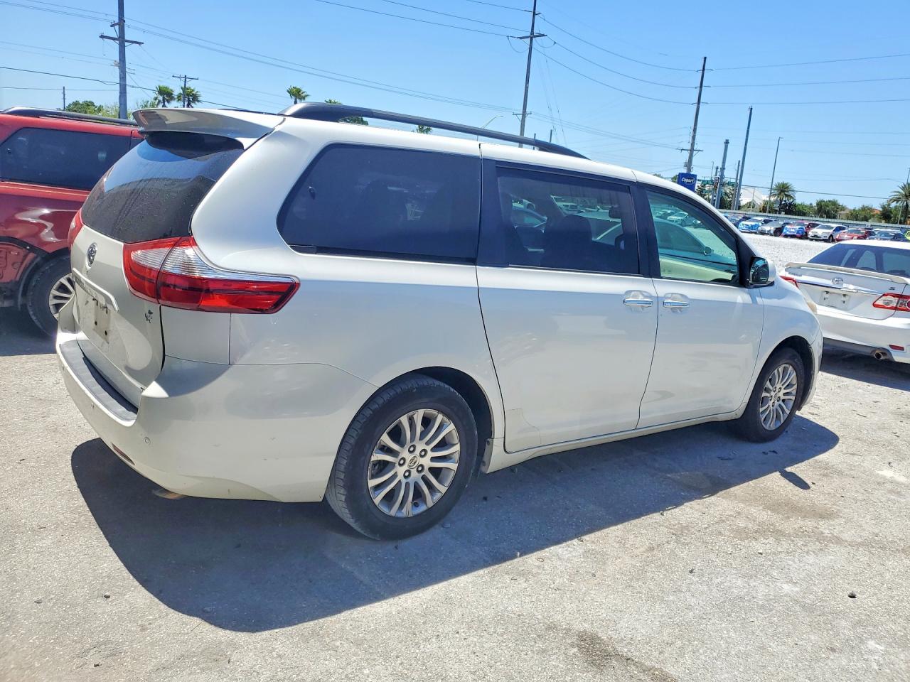 2015 Toyota Sienna Xle 8-passenger White vin: 5TDYK3DC9FS677749