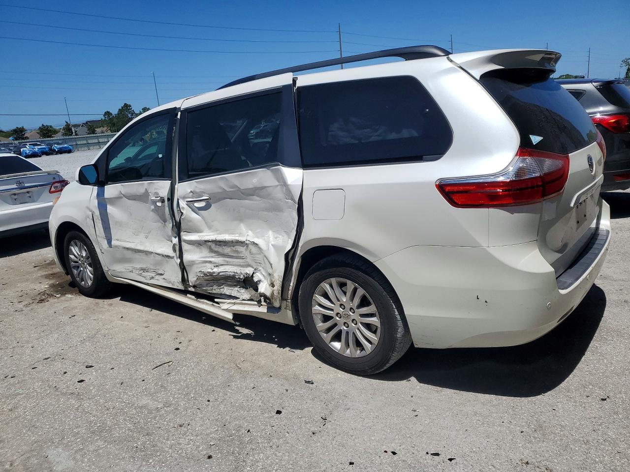 2015 Toyota Sienna Xle 8-passenger White vin: 5TDYK3DC9FS677749