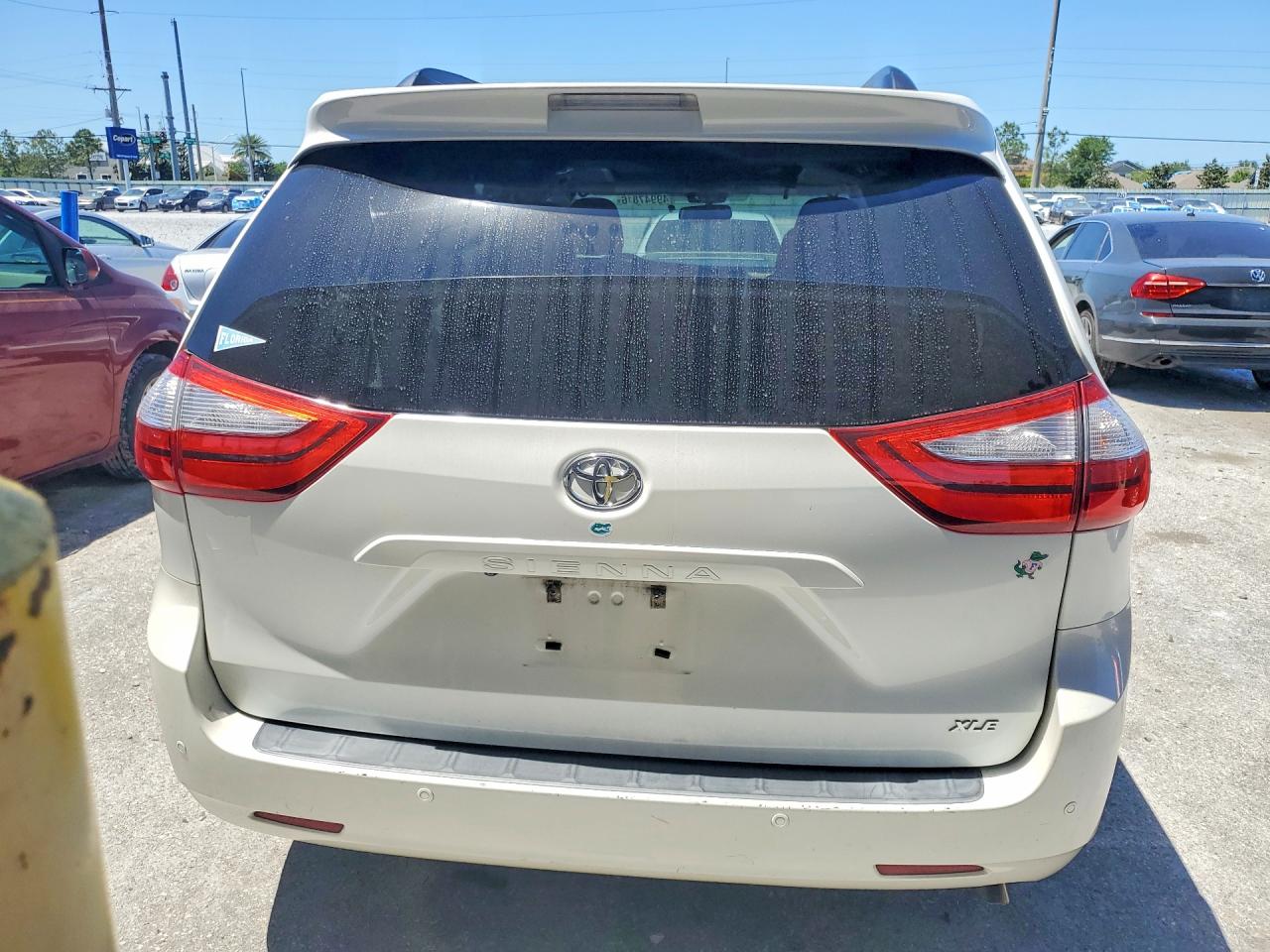 2015 Toyota Sienna Xle 8-passenger White vin: 5TDYK3DC9FS677749