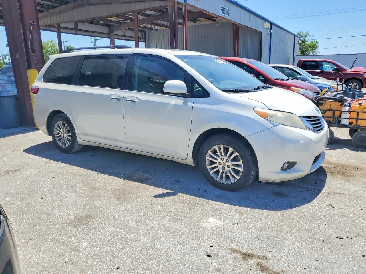 2015 Toyota Sienna Xle 8-passenger White vin: 5TDYK3DC9FS677749